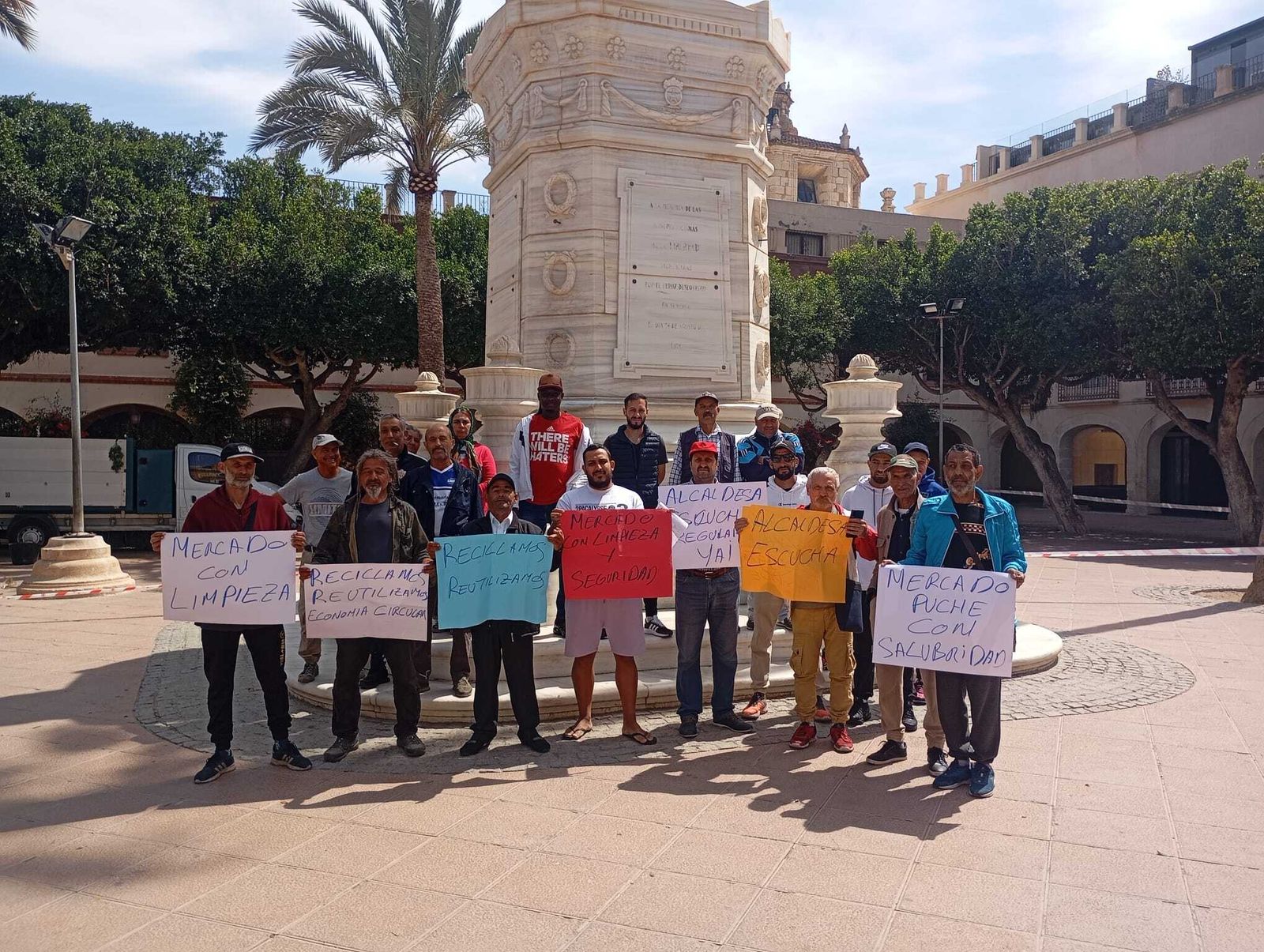 Vendedores del mercadillo de El Puche, concentrados en Plaza Vieja, exigen su regularización.