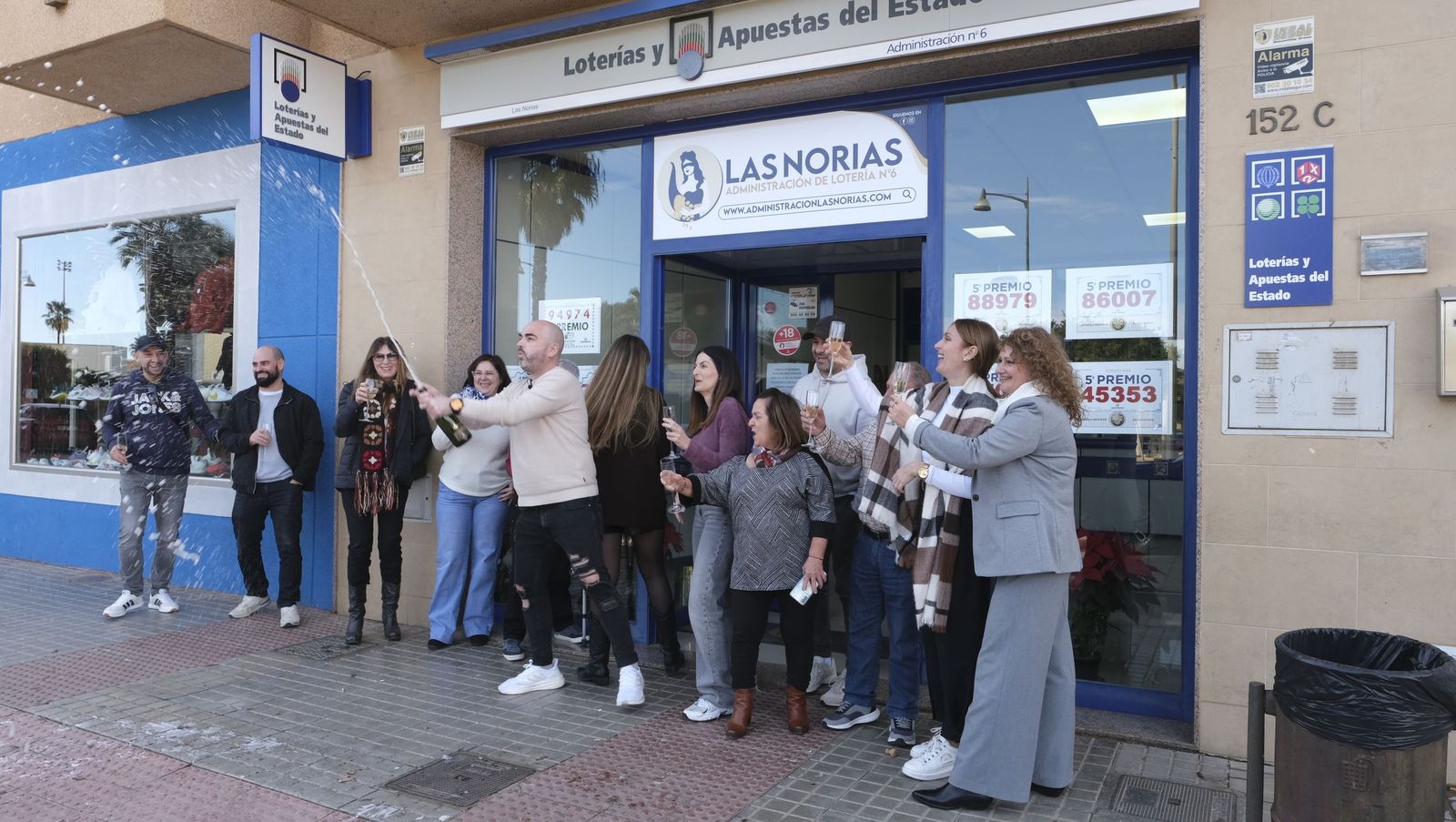 La lluvia de millones de la Lotería de Navidad llega a Roquetas, Las Norias, Las Cabañuelas y a Almería, en fotos
