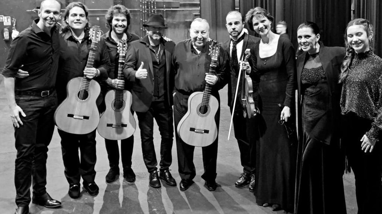 Paco Cepero, junto a los artistas que participaron en el concierto.