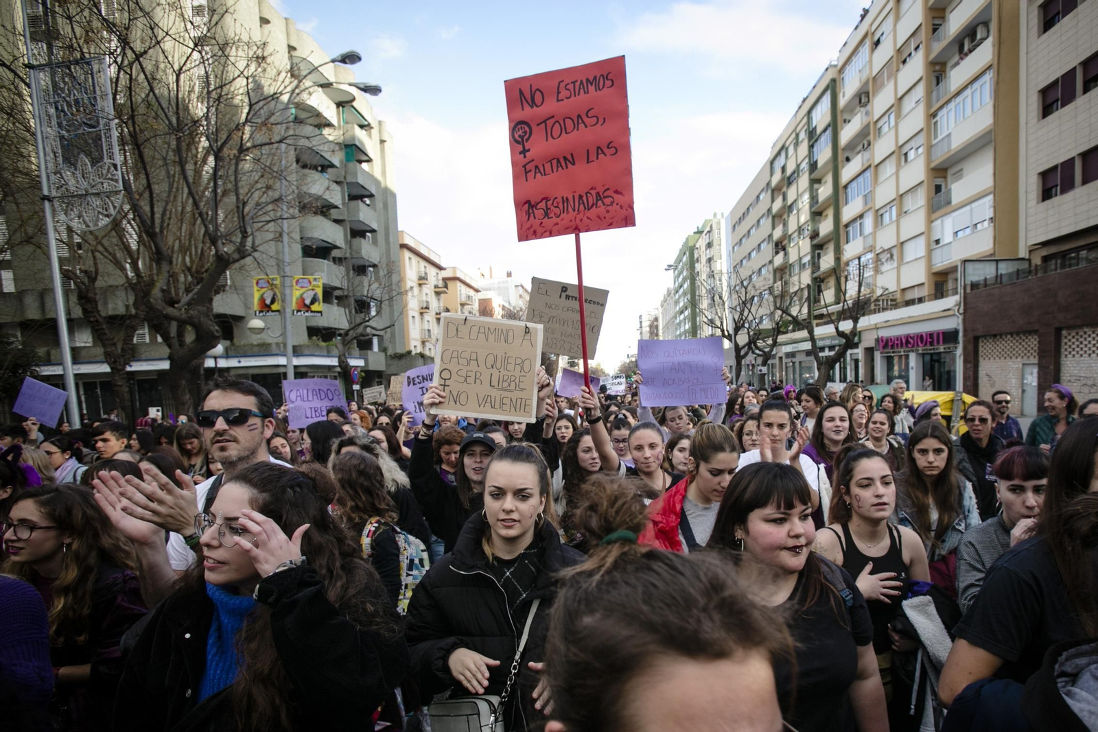 Miles de personas acudieron a  la gran manifestación del 8-M
