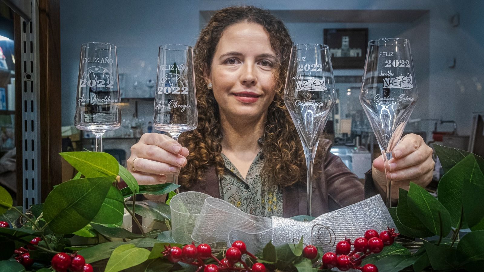 Alejandra Curiá, con réplicas de las copas que se utilizarán en las Campanadas de TVE y Telecinco.