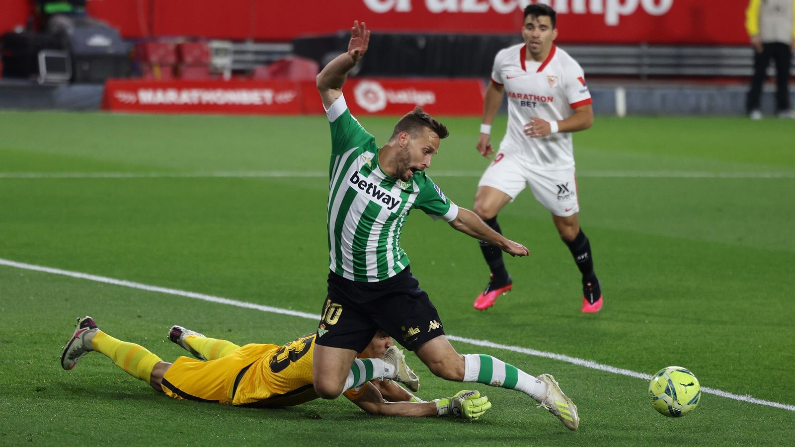 Canales cae en la jugada en la que sale Bono a sus pies.