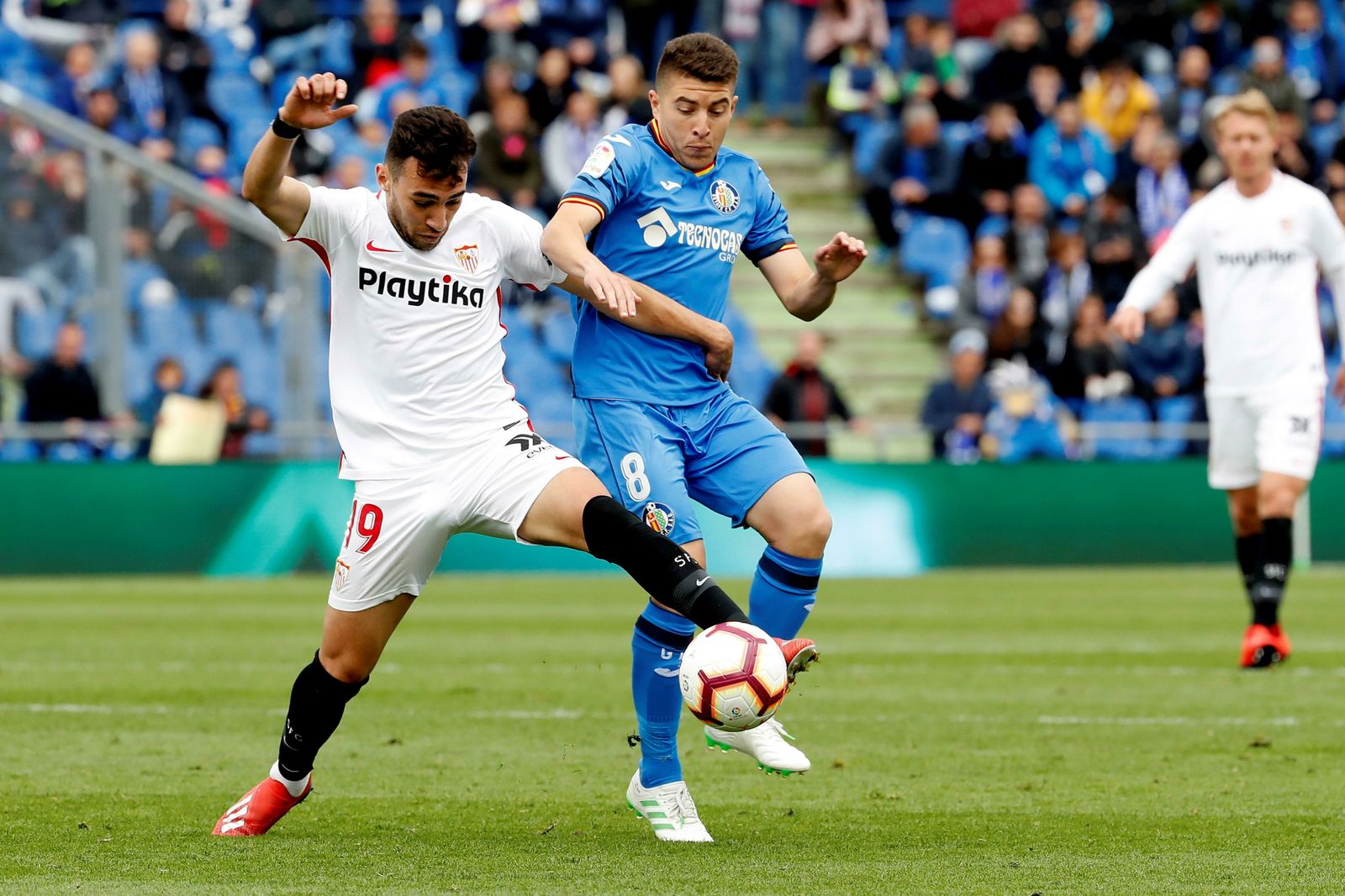 Munir pelea una pelota con Portillo.
