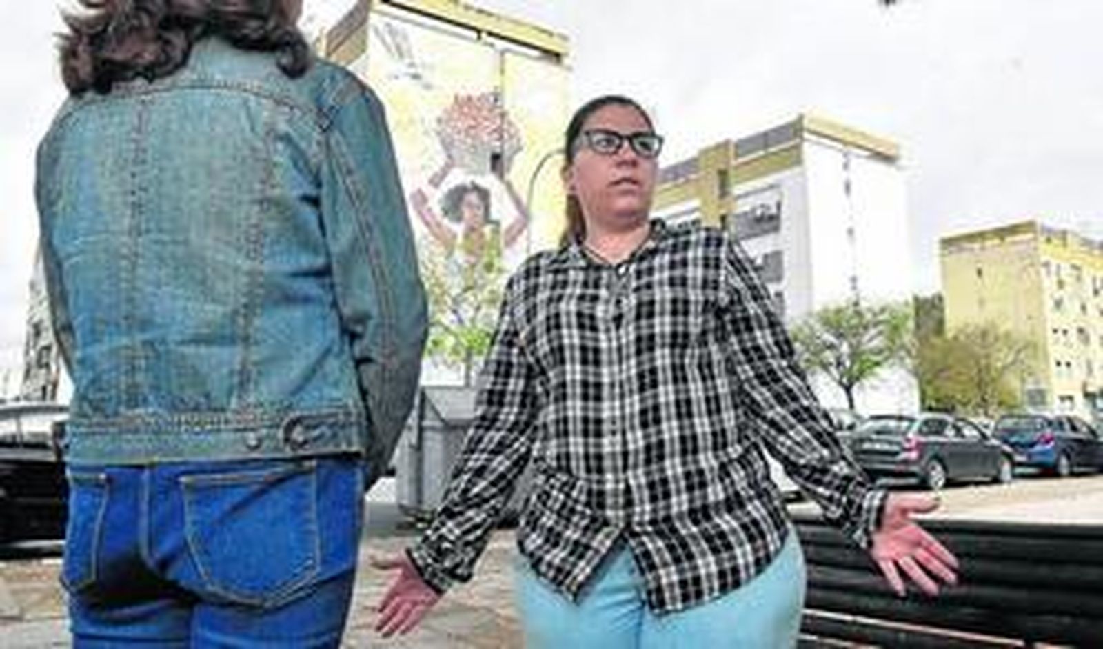 Aroa Jiménez habla con su tía Maribel, de espaldas, en la avenida de la Soleá, el pasado miércoles.