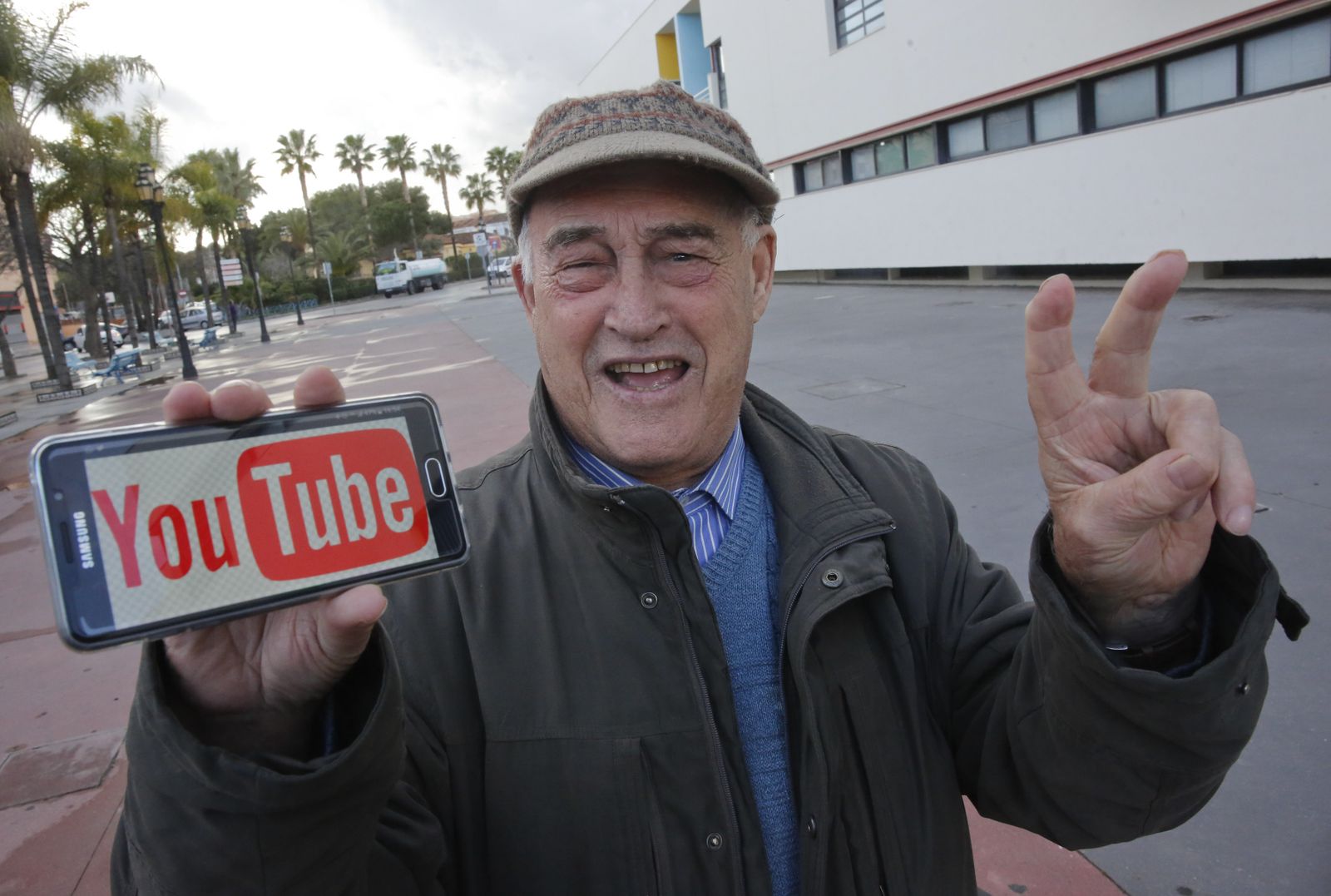 El abuelo 'youtuber' presume de marca: que no se diga.