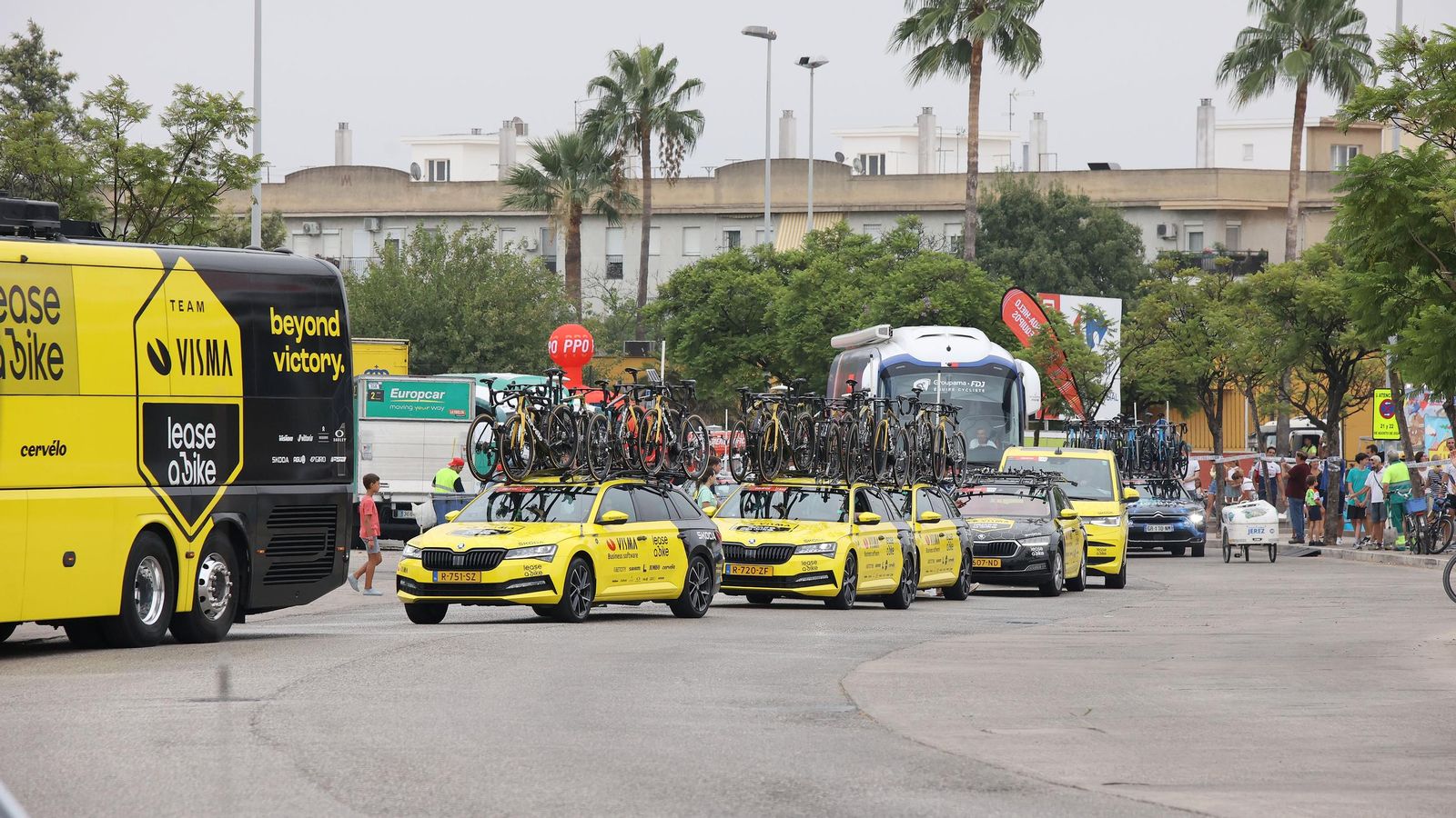 Así fue la salida de la Vuelta España desde Carrefour Sur en Jerez