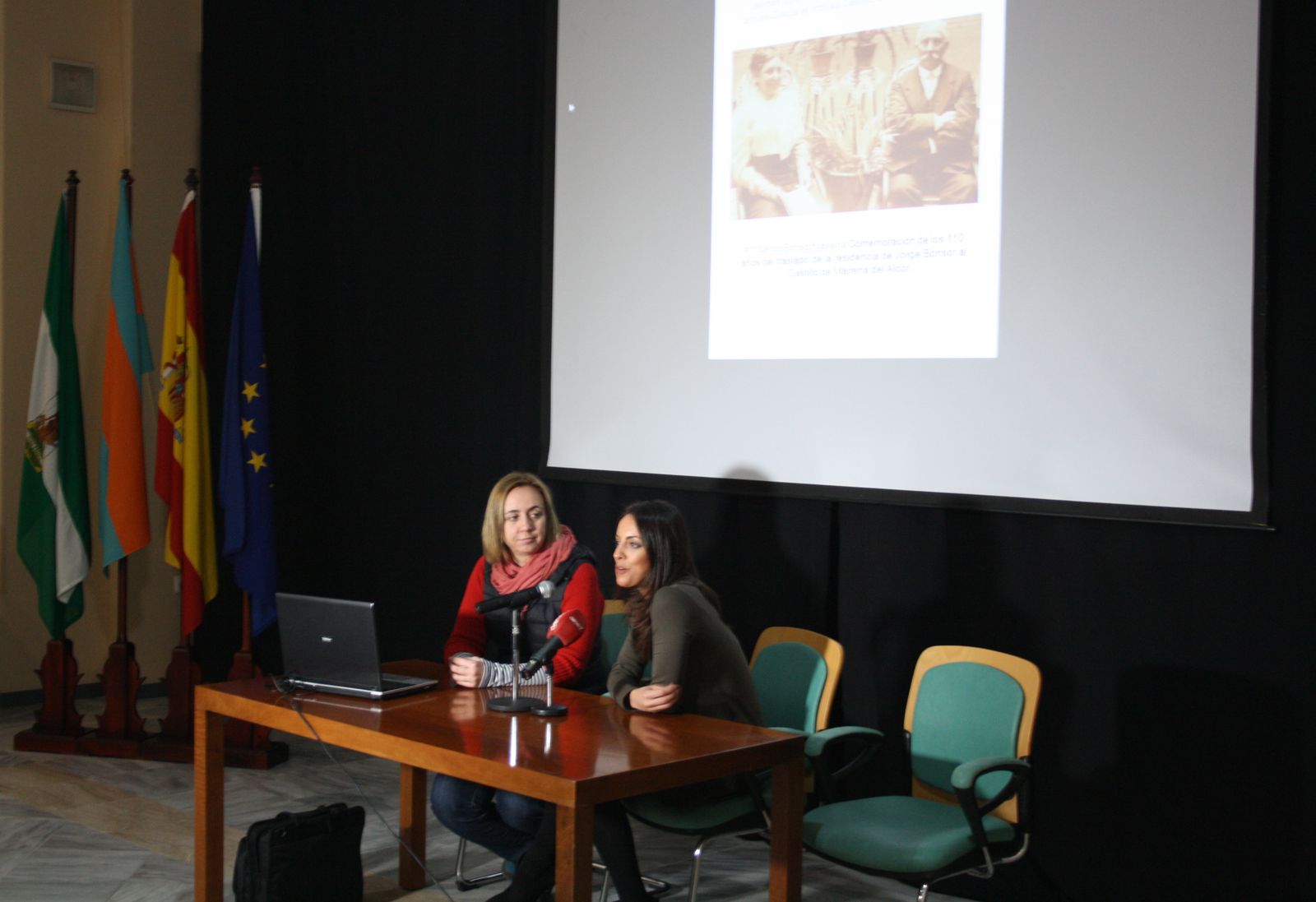María Carrión, delegada de Turismo y Juventud (derecha), y Ana Gómez, arqueóloga responsable de la Casa Museo Bonsor-Castillo de Mairena.