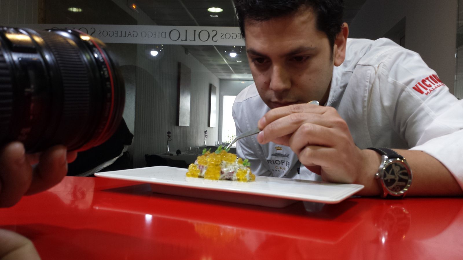 Diego Gallegos, trabajando en su restaurante Sollo.