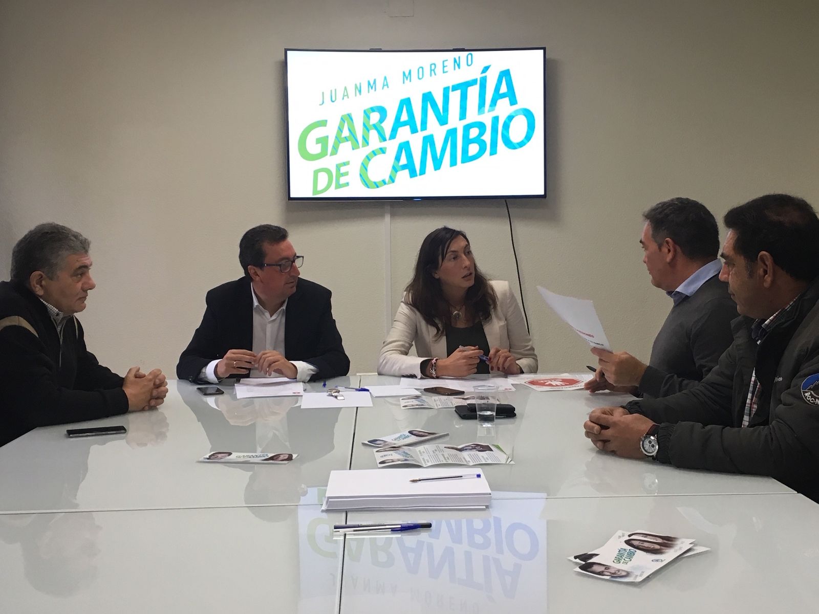 Reunión de López y González con miembros de la plataforma de afectados.