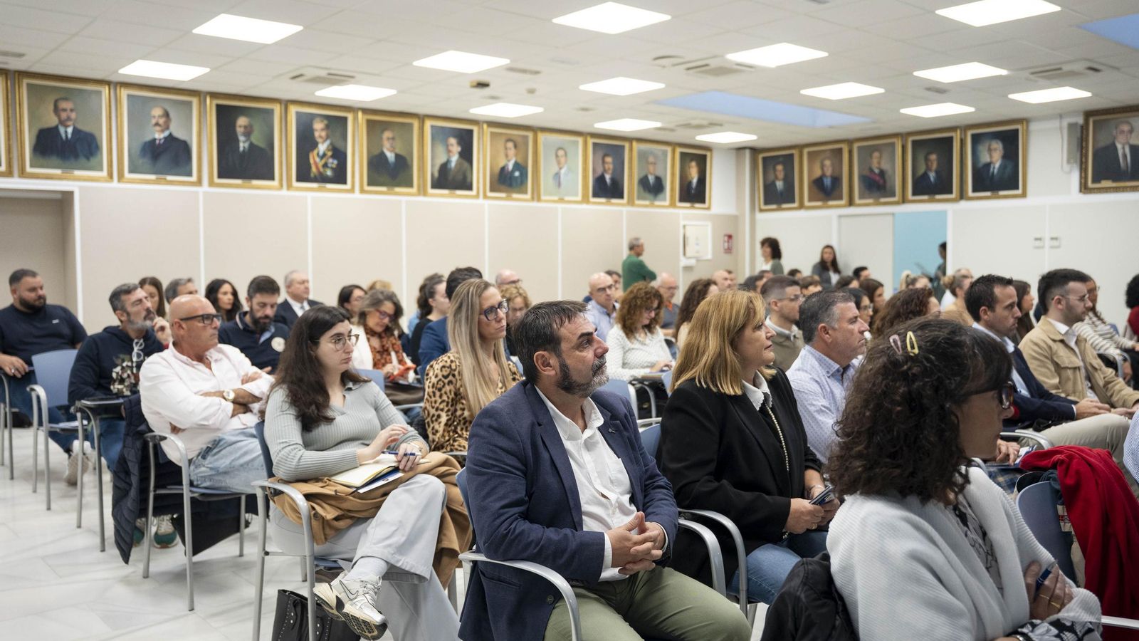 Decenas de empresarios en una de las salas de la Cámara de Comercio.