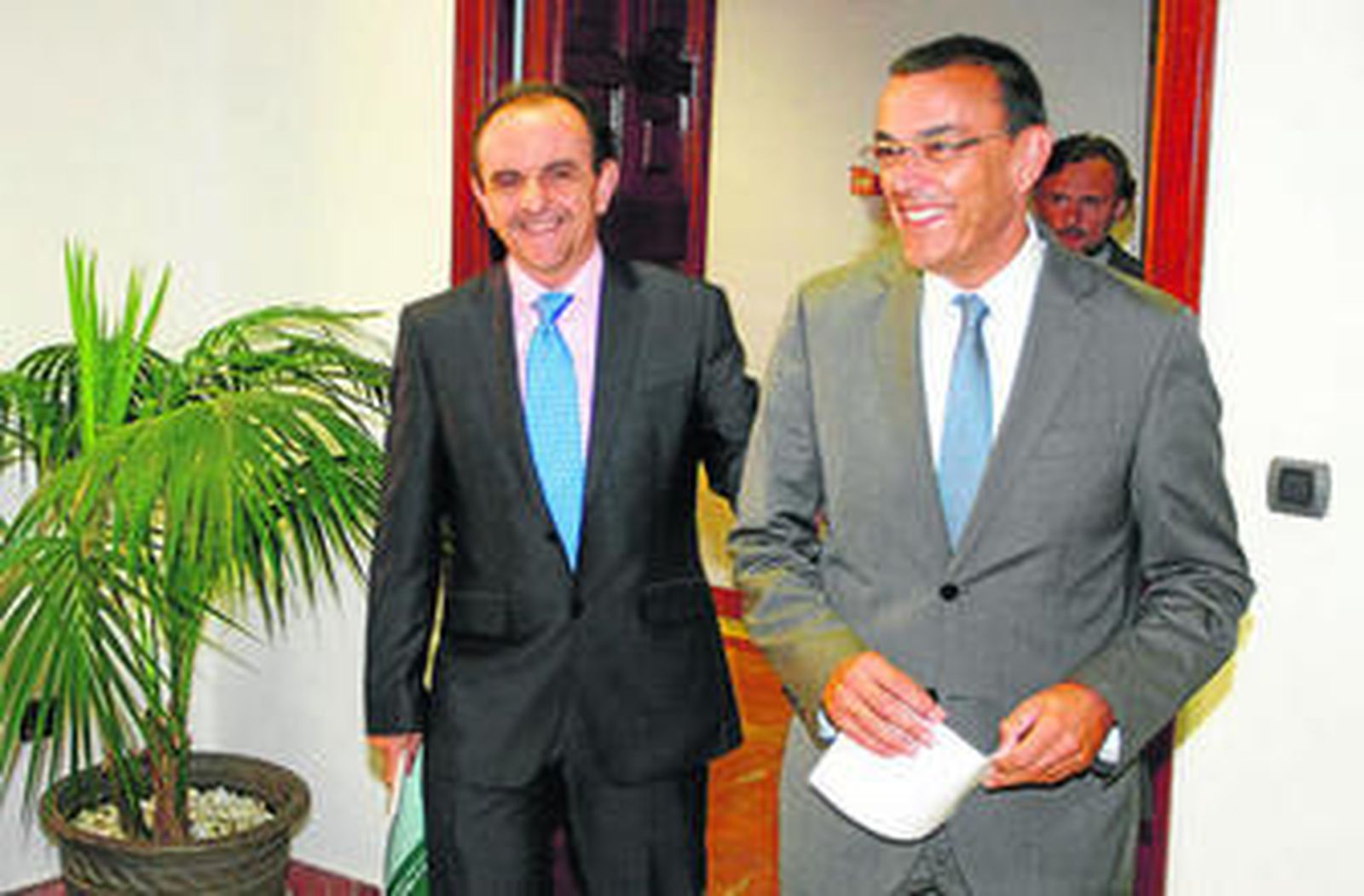 El consejero de Turismo, Rafael Rodríguez, y el presidente de la Diputación de Huelva, Ignacio Caraballo, ayer.