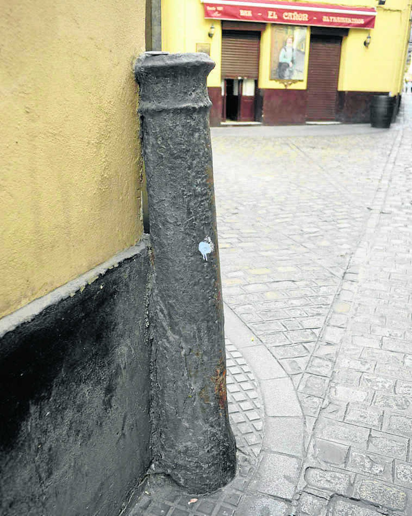 Cañon en una esquina de Cádiz.