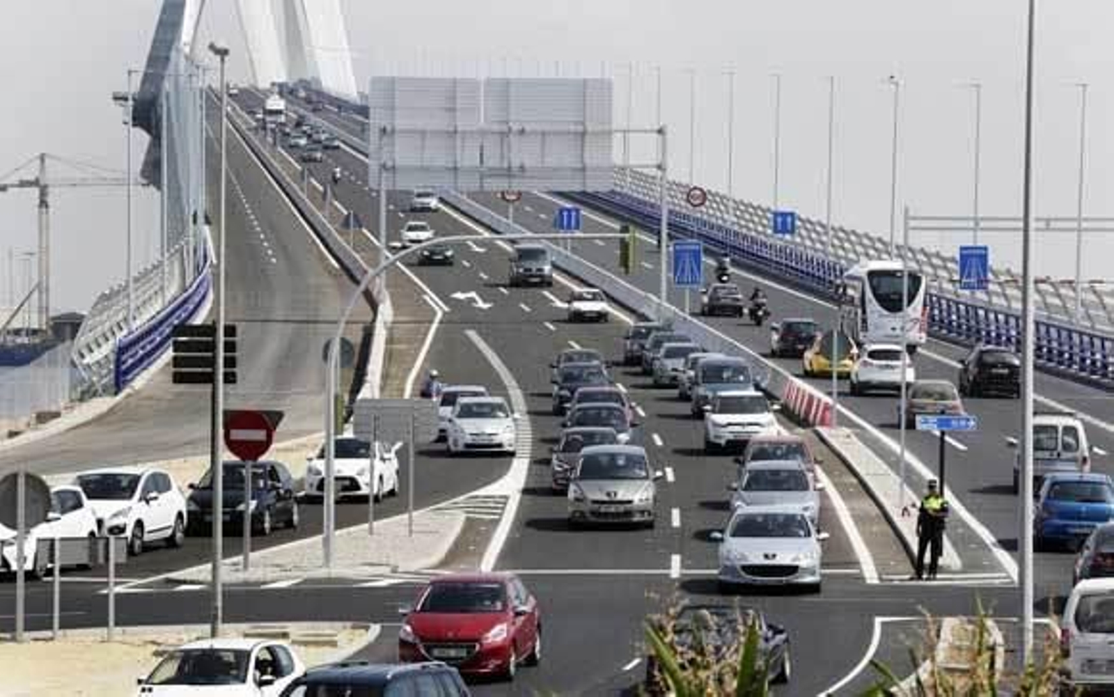 La policía controla el tráfico en el puente, este mediodía. /Fito Carreto