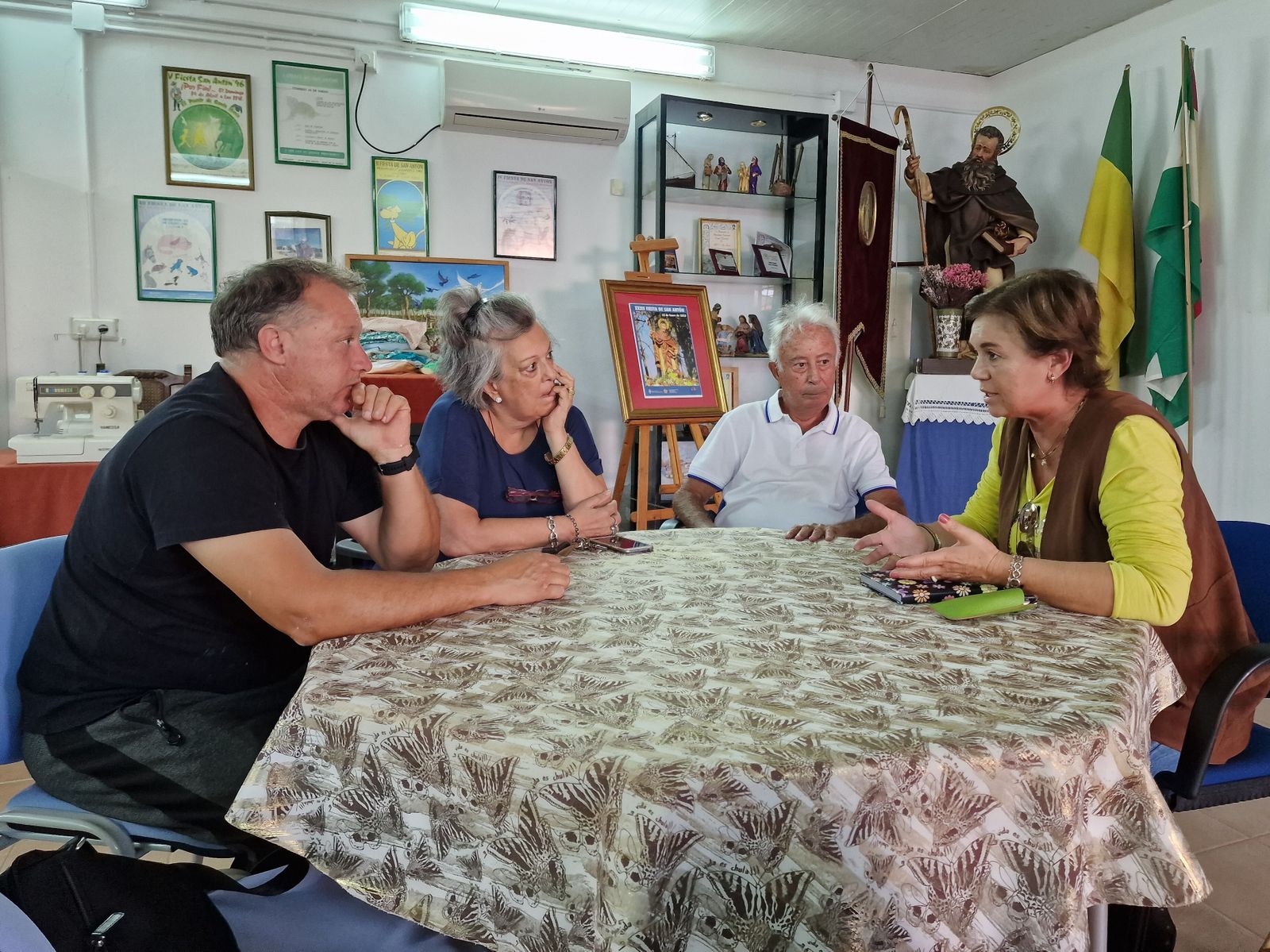 Los vecinos de Pago de la Alhaja, reunidos con Silvia Gómez.