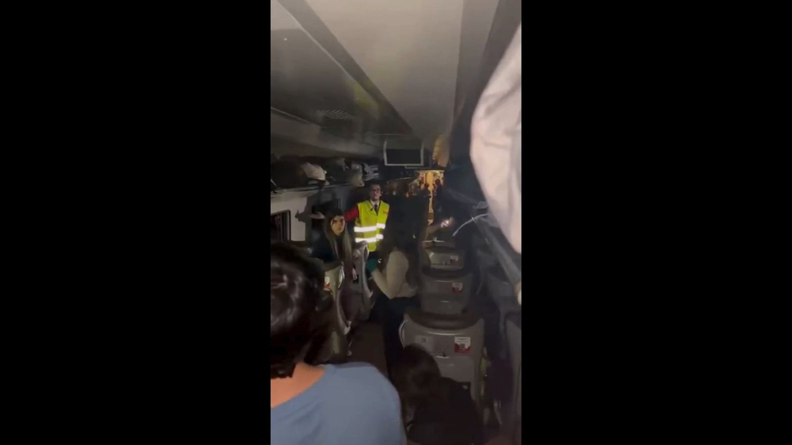 Un trabajador pide calma y colaboración a los pasajeros tras el descarrilamiento de un tren en Córdoba