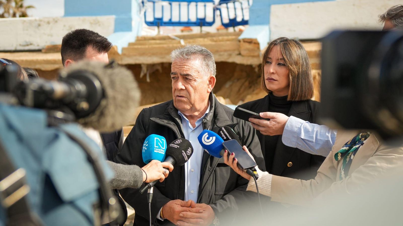 El alcalde de Almonte, Francisco Bella, atendiendo a los medios en la playa de Matalascañas. El alcalde de Almonte, Francisco Bella, atendiendo a los medios en la playa de Matalascañas.