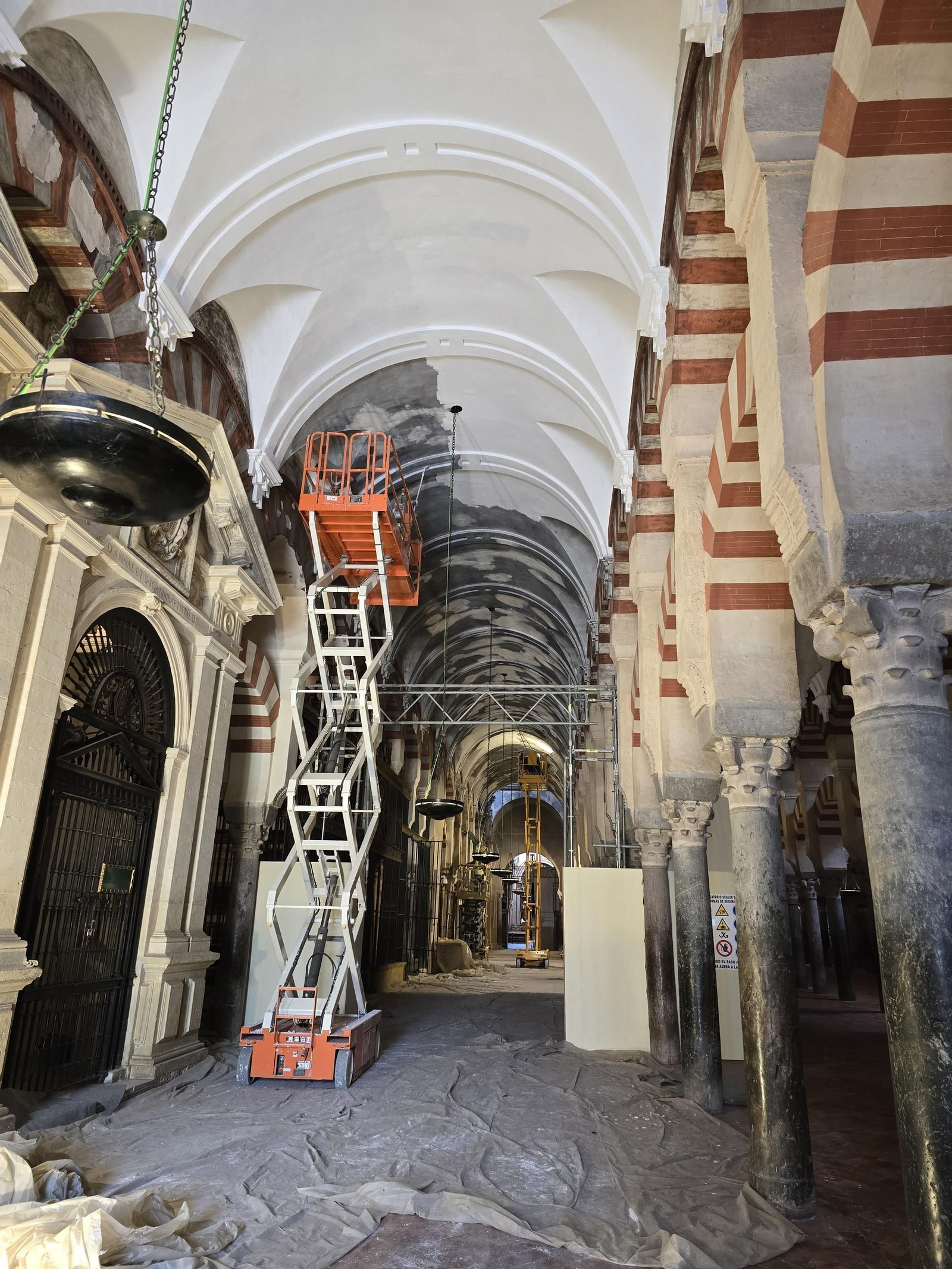 Interior de una de las naves afectadas por el humo, donde se realizan trabajos de limpieza y pintura.