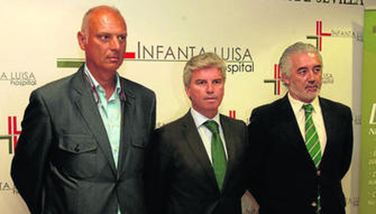 Tomás Calero, Miguel Guillén y José Millán, en el hospital Infanta Luisa, con el que trabaja el club y cuyo consejero delegado es Hugo Galera.