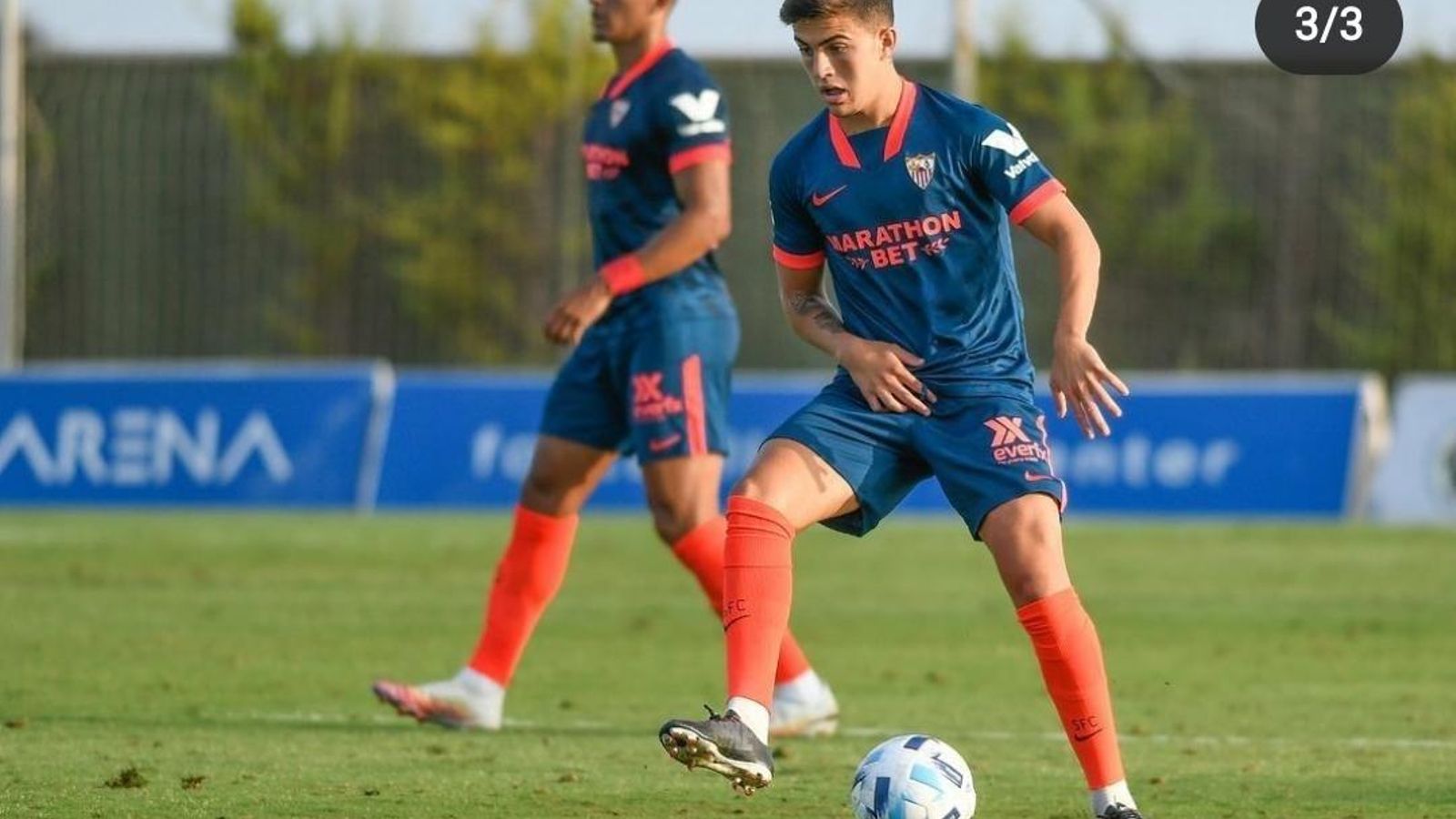 Zarzana controla la pelota durante el partido.