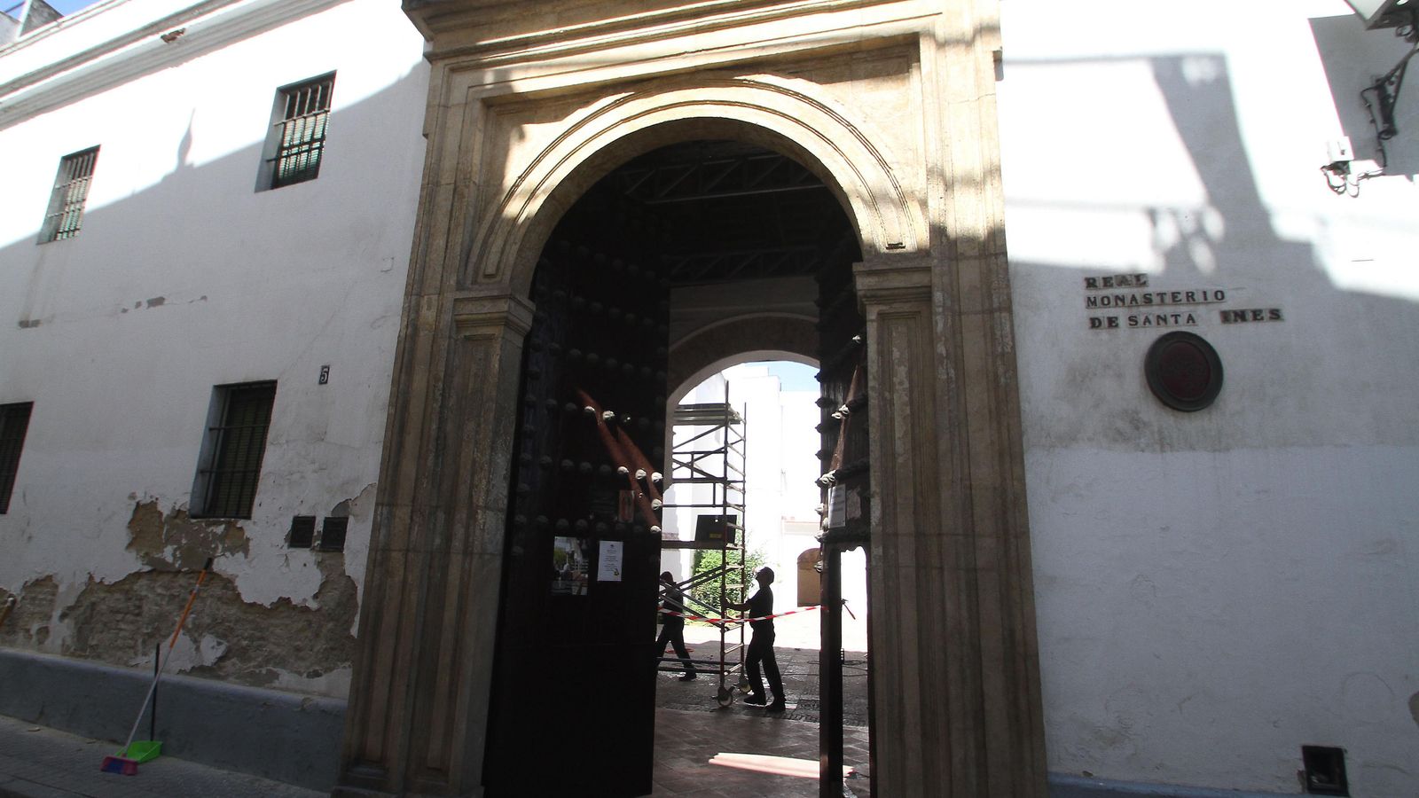 Acceso al Real Monasterio de Santa Inés por la calle Doña María Coronel, cortada al tráfico.