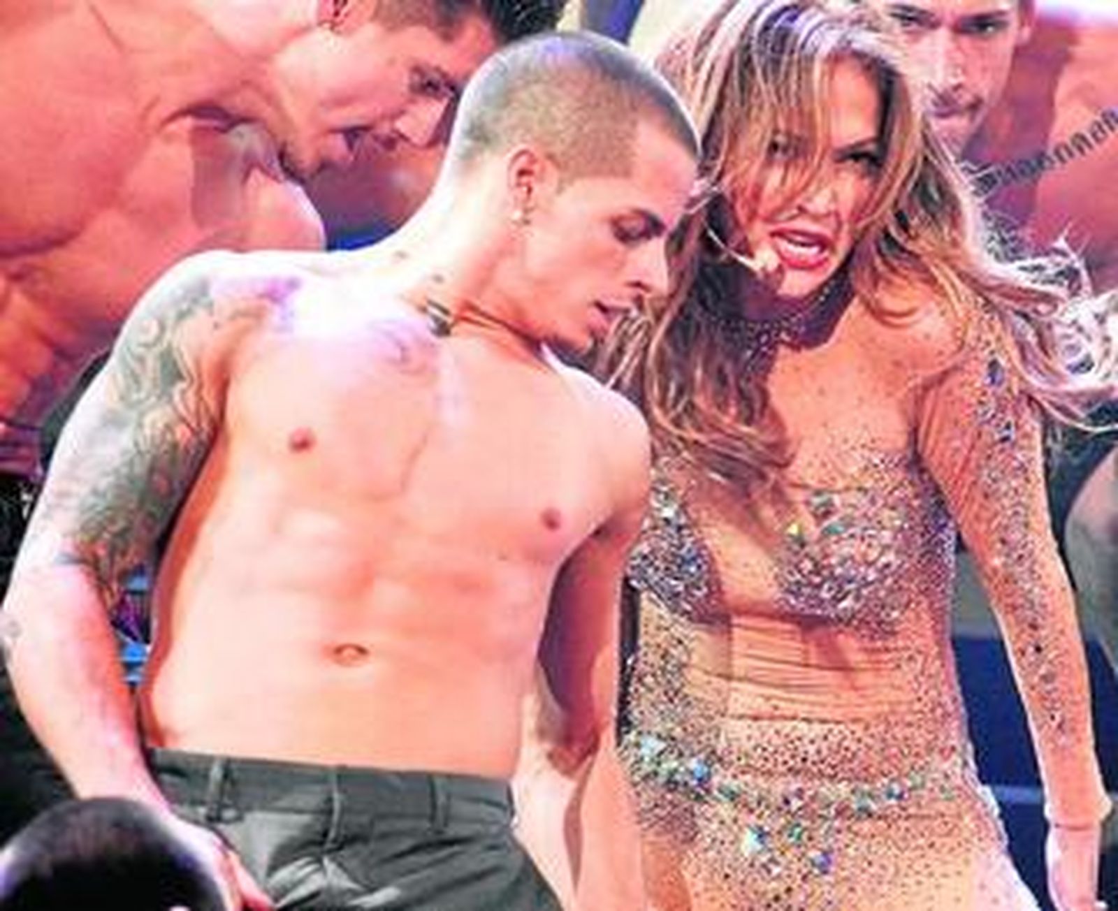 La pareja, que lleva ya ocho meses saliendo, bailando en pleno concierto.