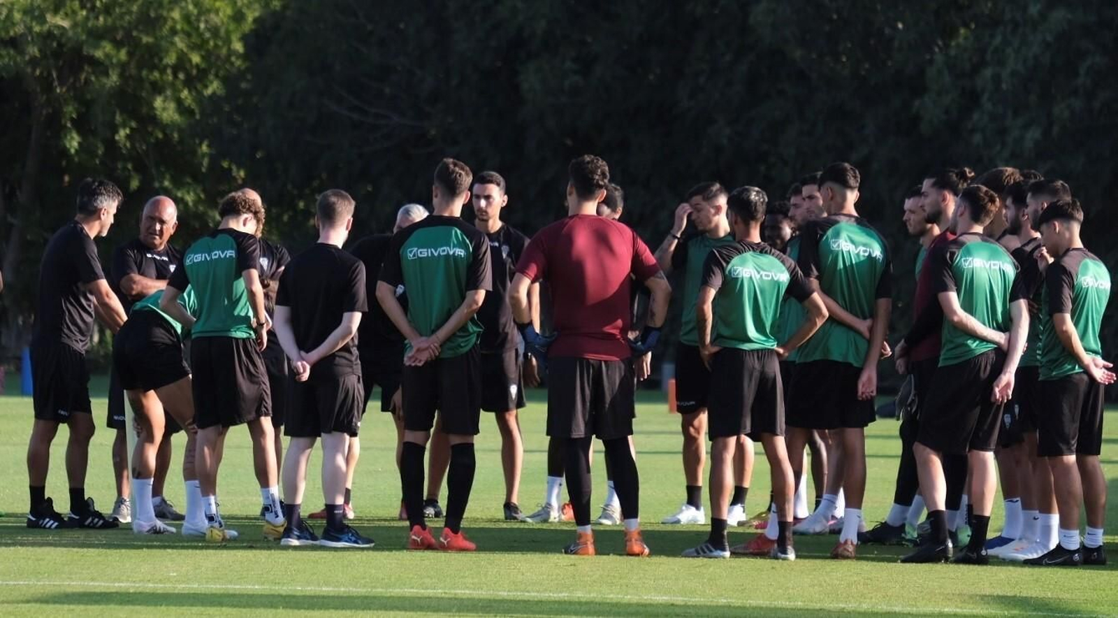 Los jugadores del Córdoba CF escuchan a Iván Ania antes de un entrenamiento.