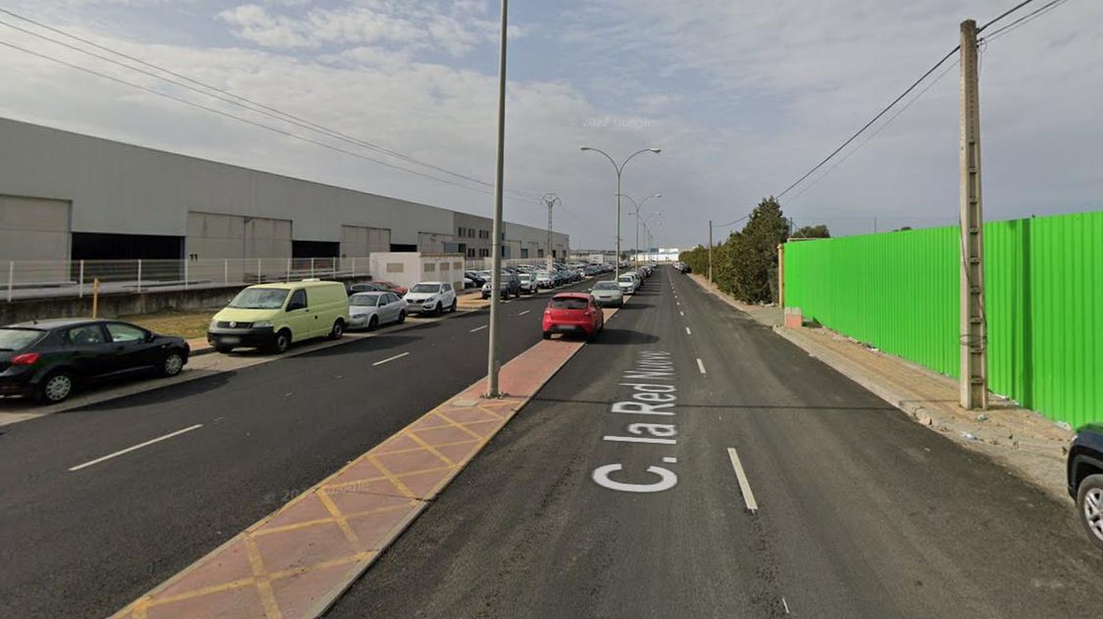 La calle la Red Nueve en el polígono de Alcalá de Guadaíra donde ha tenido lugar el accidente.