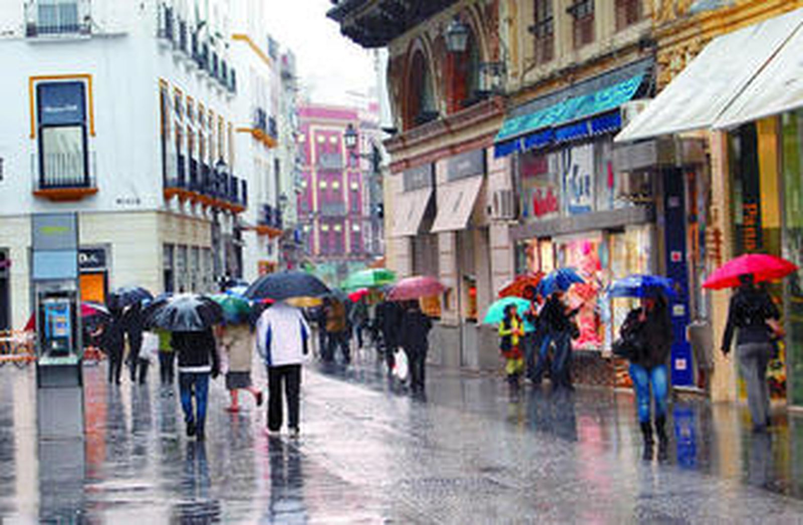 Varias personas pasean por el centro de Sevilla.