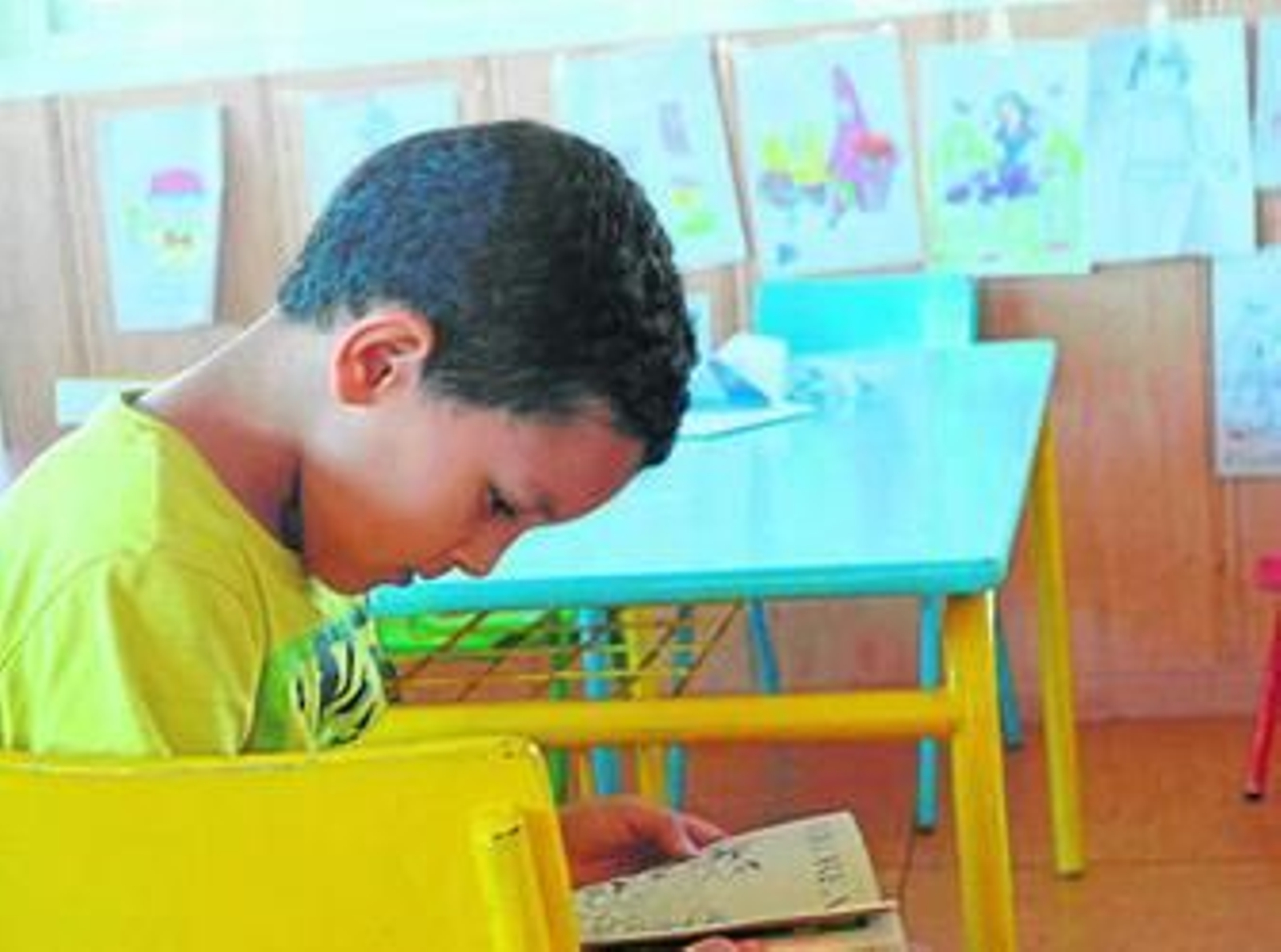 Anás lee un cuento en la guardería de Cruz Roja.