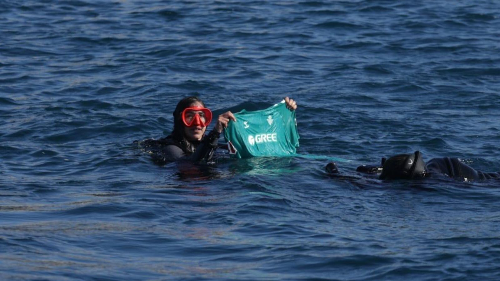 La nueva camiseta del Betis, salida del mar en Tarifa. La nueva camiseta del Betis, salida del mar en Tarifa.