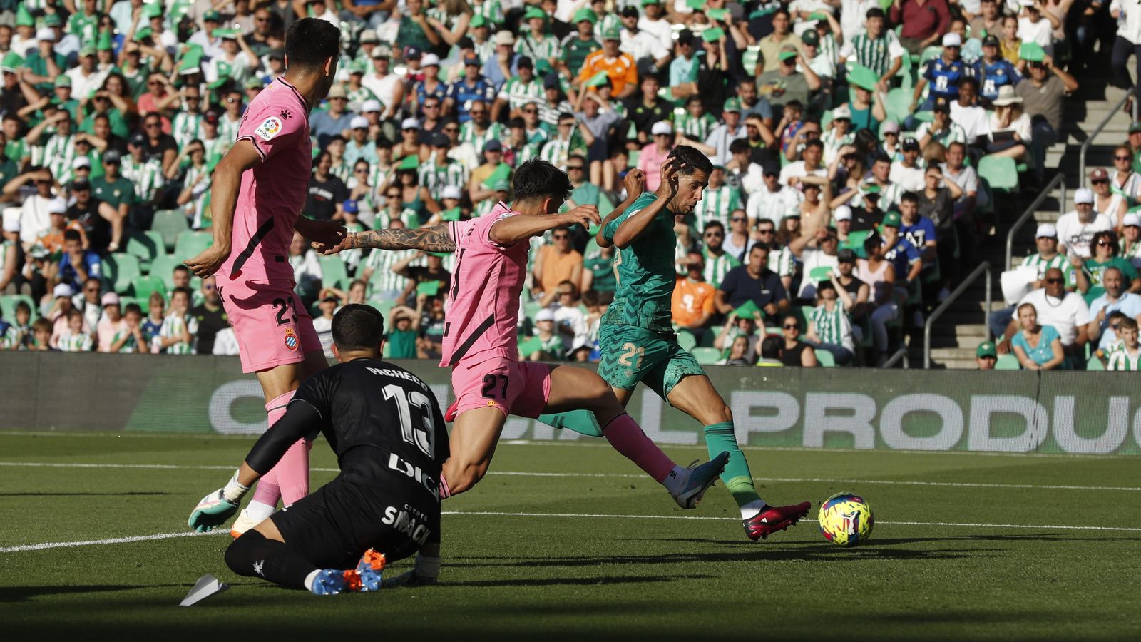 Ayoze llega al pase de Luiz Henrique para anotar el 1-0 para el Betis.