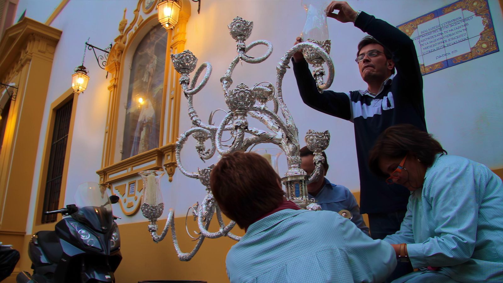 La limpieza de plata de la Hermandad del Museo, una de las escenas de la película.