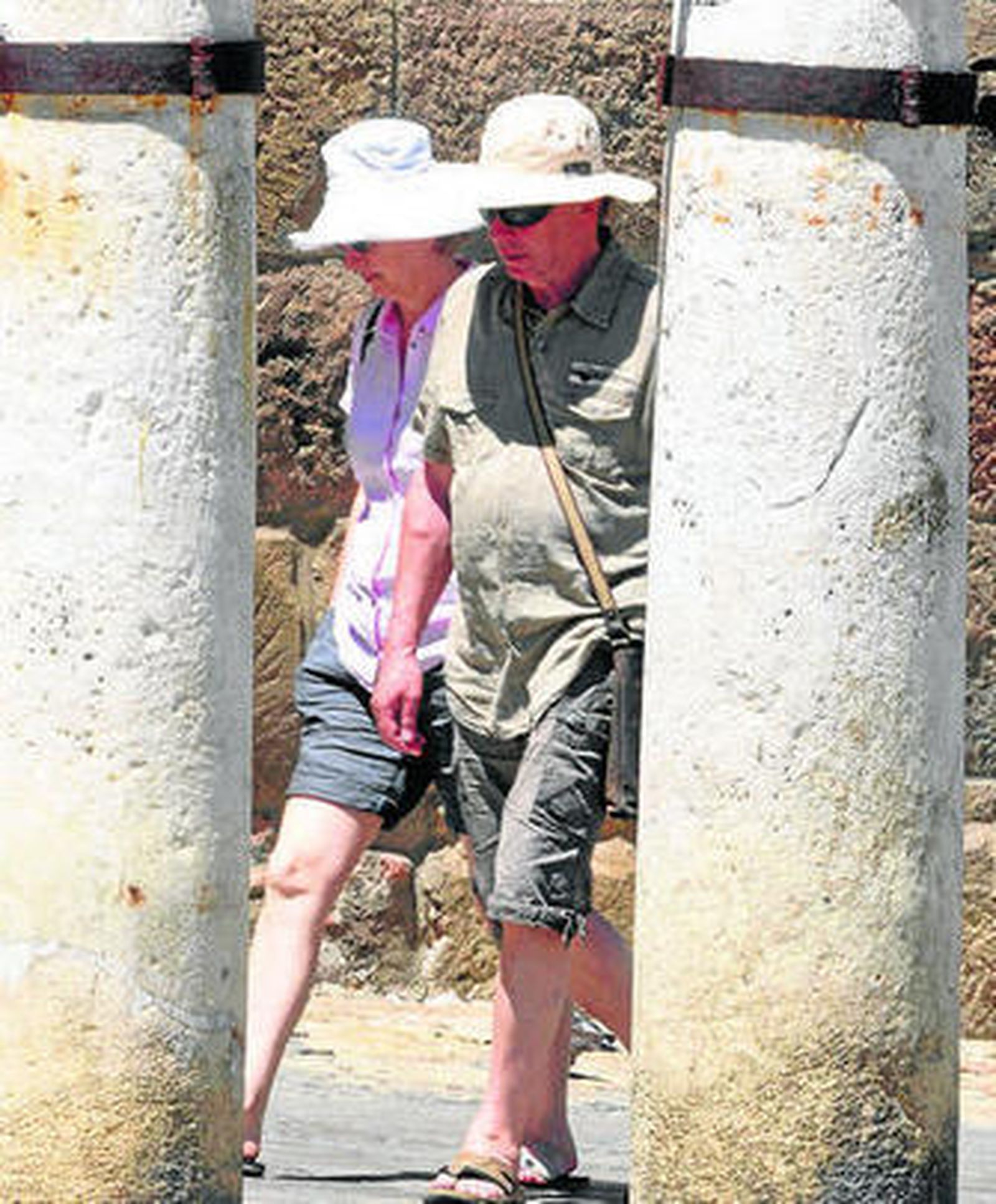 Una pareja de extranjeros pasea por el centro de la ciudad