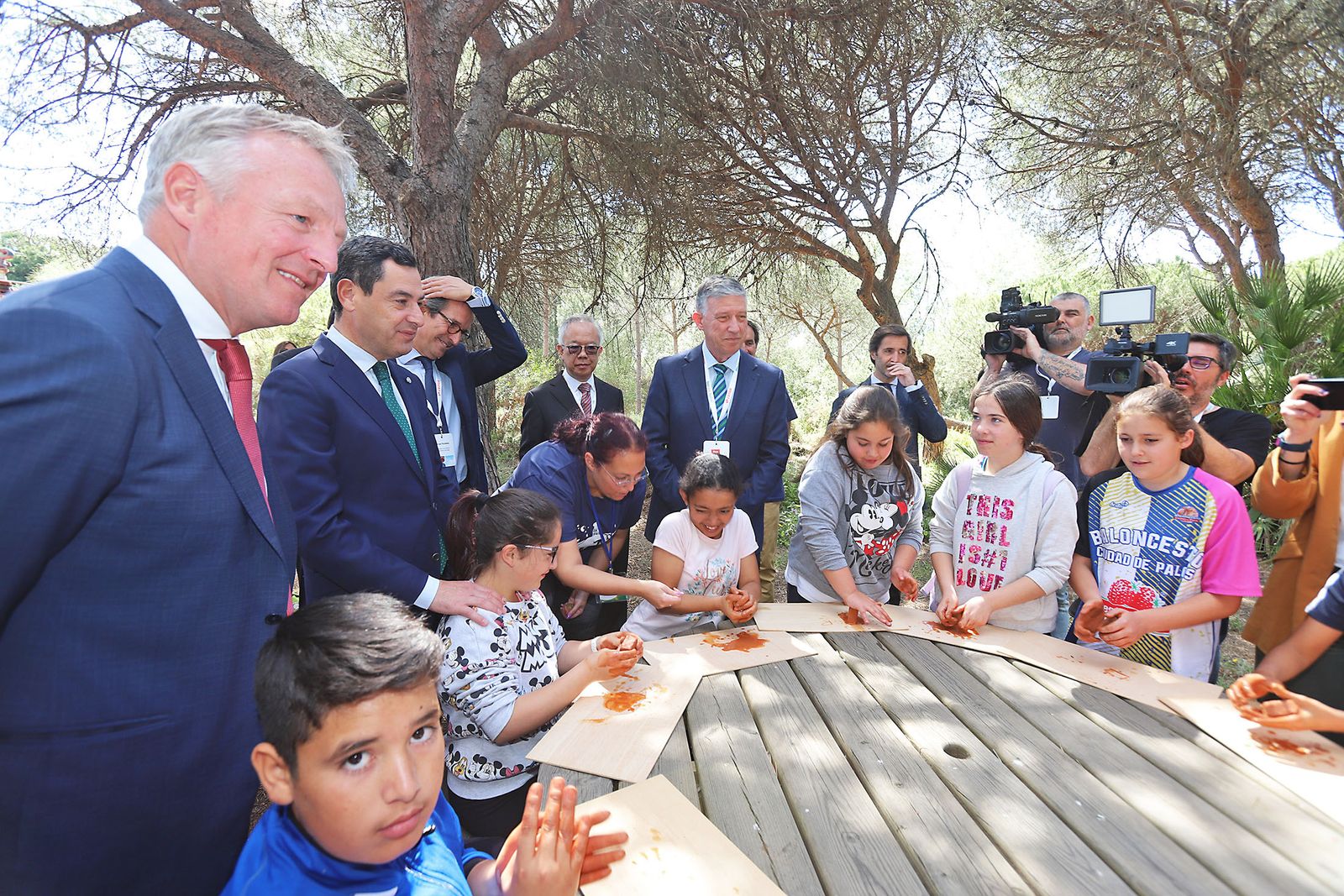 El presidente de la Junta de Andalucía Juanma Moreno visita la Laguna Primera de Palos (Huelva)