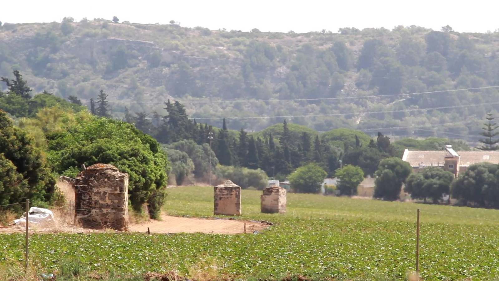Algunas de los respiraderos del siglo XVII que marcan en terreno rural el trazado del acueducto subterráneo. Algunas de los respiraderos del siglo XVII que marcan en terreno rural el trazado del acueducto subterráneo.