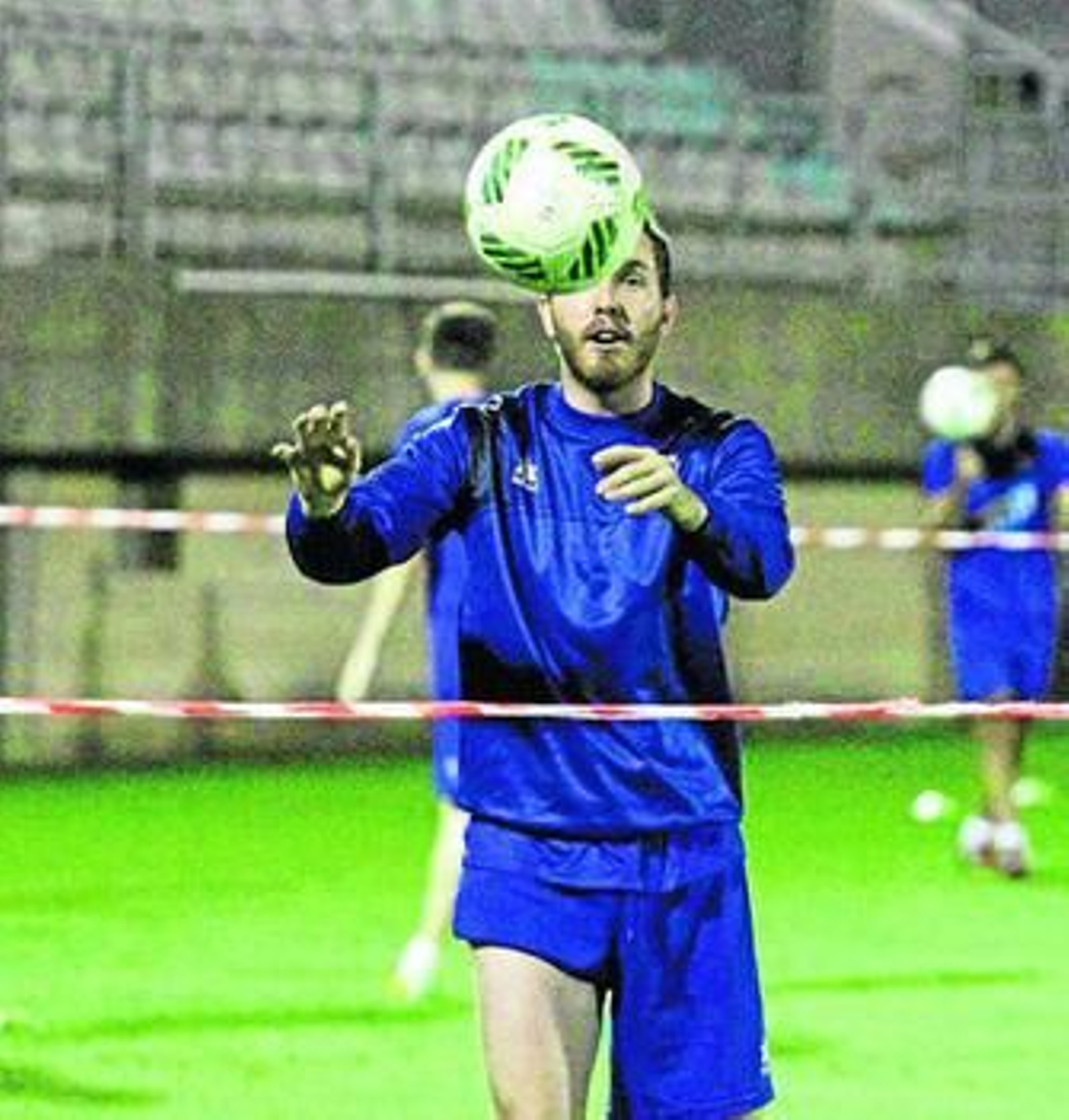 Dani Hoyos remata en un ejercicio de fútbol-tenis que el Algeciras realizó en el entrenamiento de ayer.