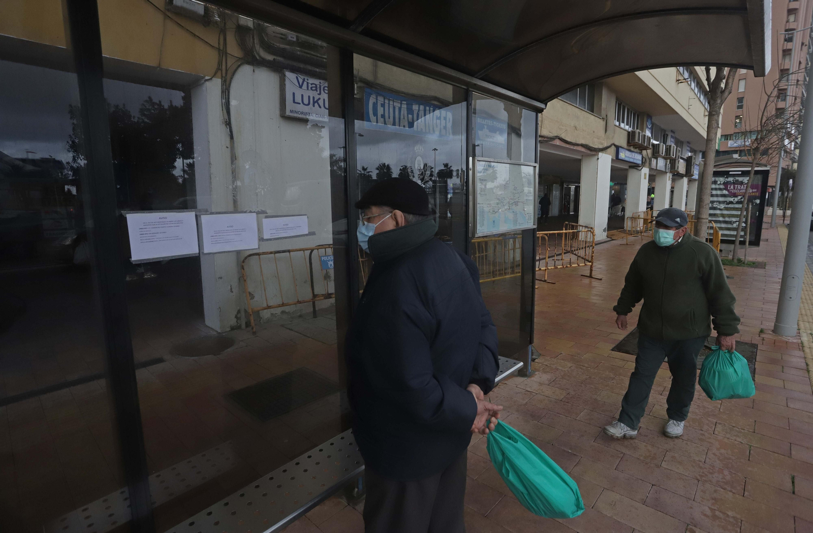 Un hombre lee los carteles con las suspensiones de los autobuses urbanos de Algeciras.