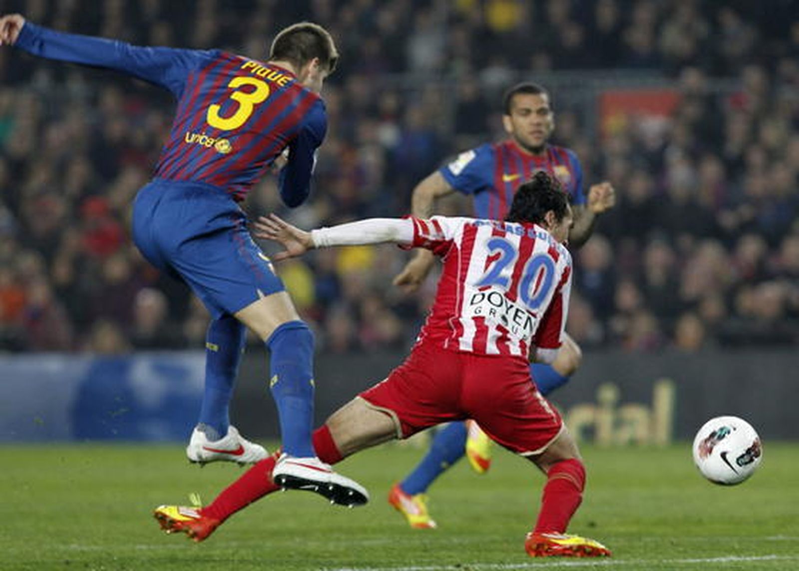 El Barcelona sufre para ganar con diez al Sporting de Gijón. / EFE