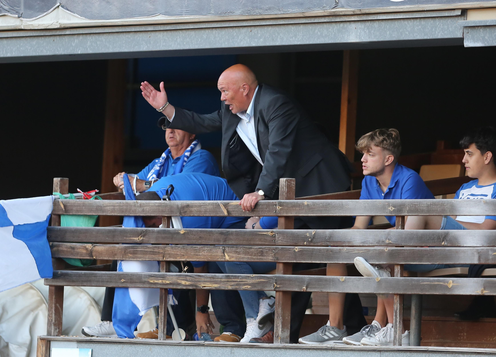 García Tébar da instrucciones desde el banquillo de Chapín.