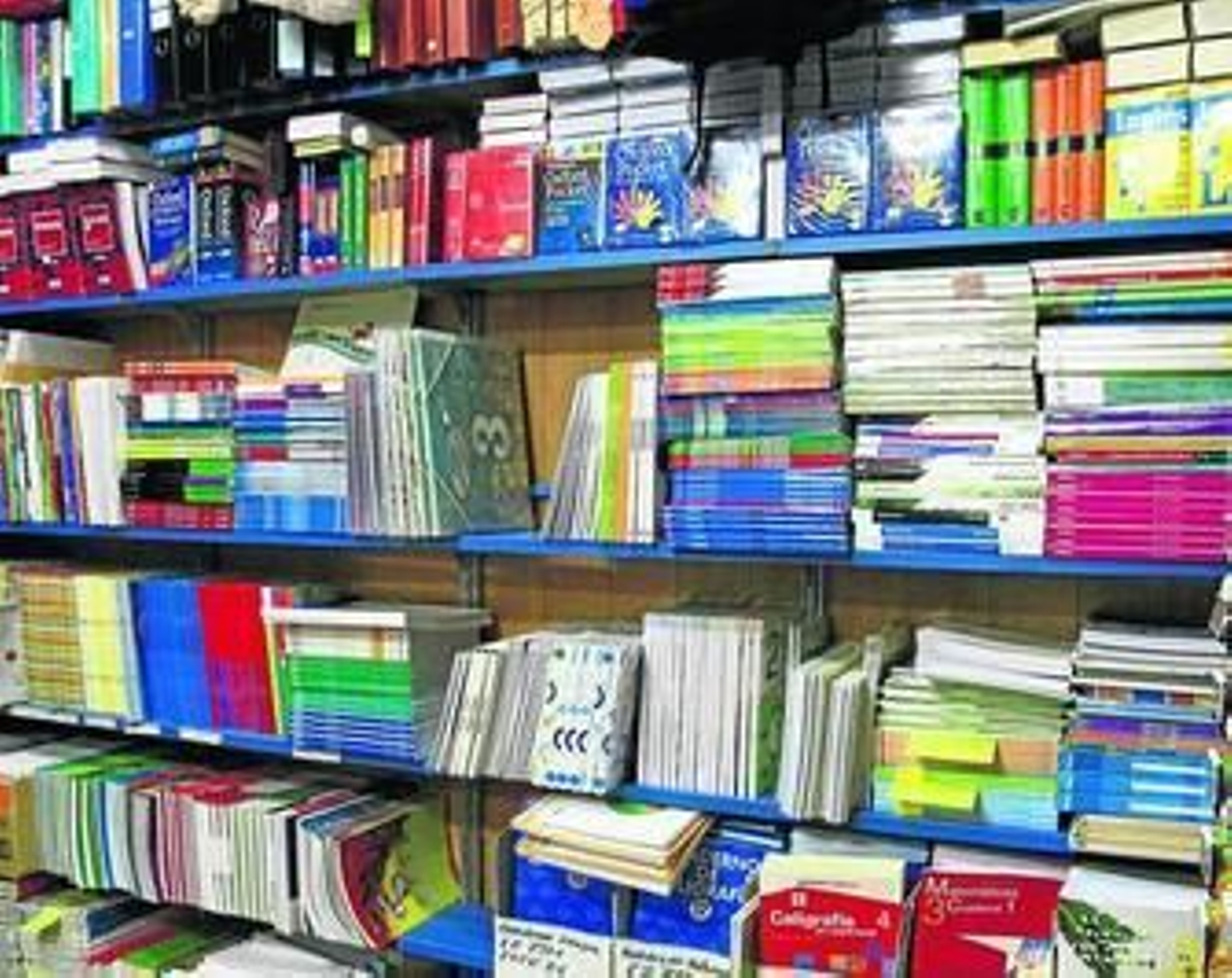 Una estantería llena de libros de texto de una librería de la ciudad.