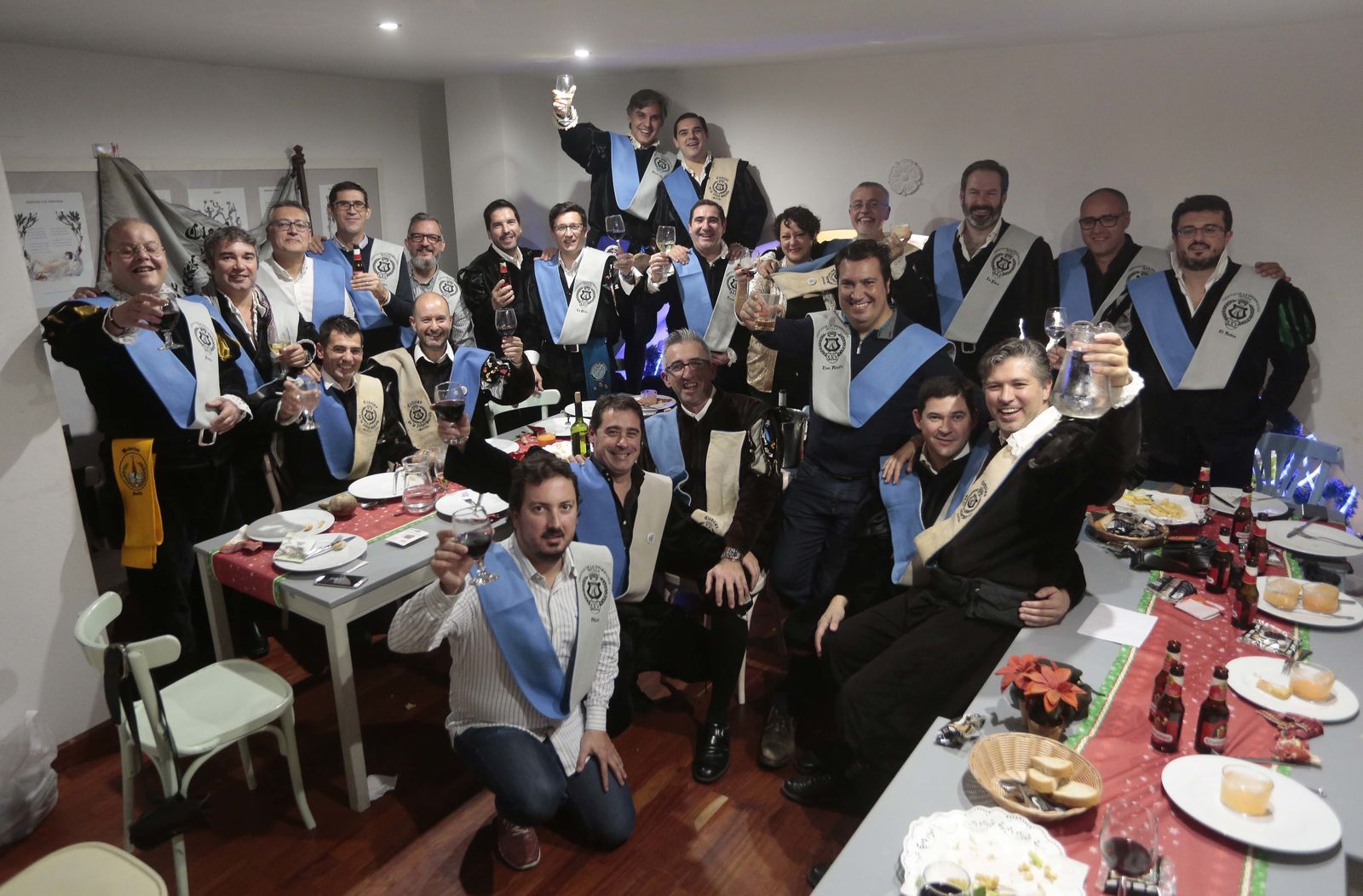 Los tunos de Periodismo celebrando ayer sus 25 años.