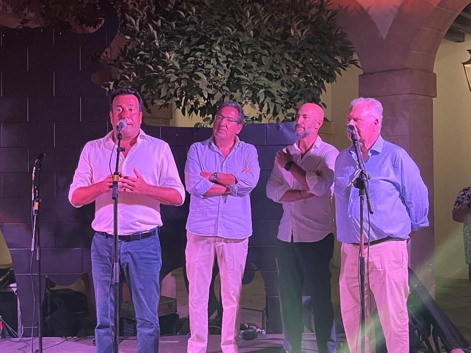Iván Llanza con Antonio Pulido, Alvaro Guillén y Tomás Osborne, durante su intervención.