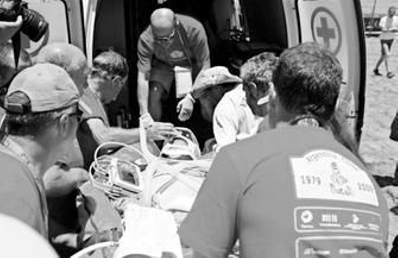 Cristóbal Guerrero, al ser evacuado al hospital por los servicios médicos de la organización.