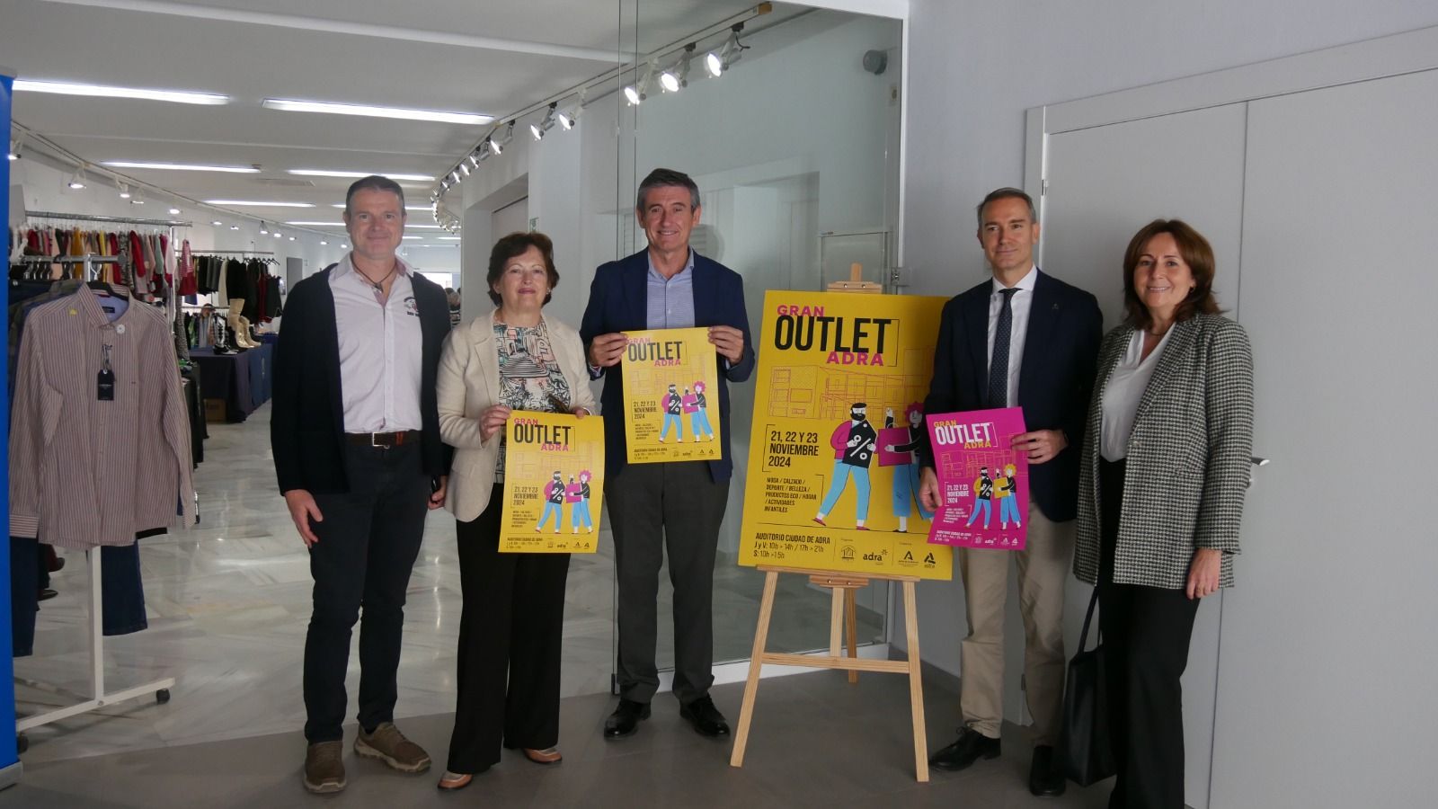 Manuel Cortés y Amós García han arropado a los comerciantes de Adra.