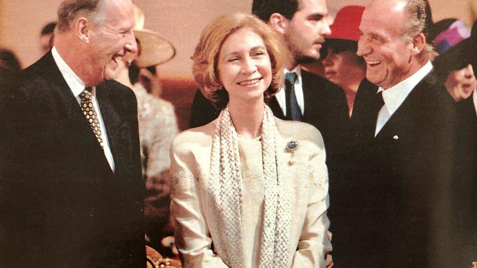 La Reina Emérita, en los años 90, entre el rey Harald y su marido, Juan Carlos I.