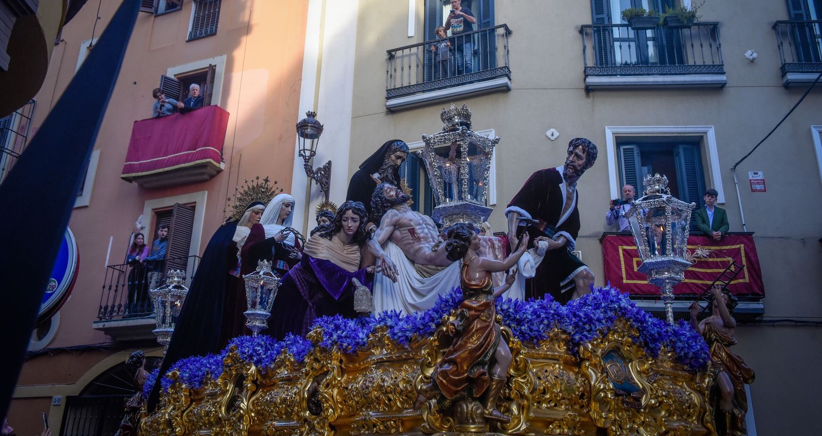 El imponente misterio de Santa Marta durante su estación de este Lunes Santo.