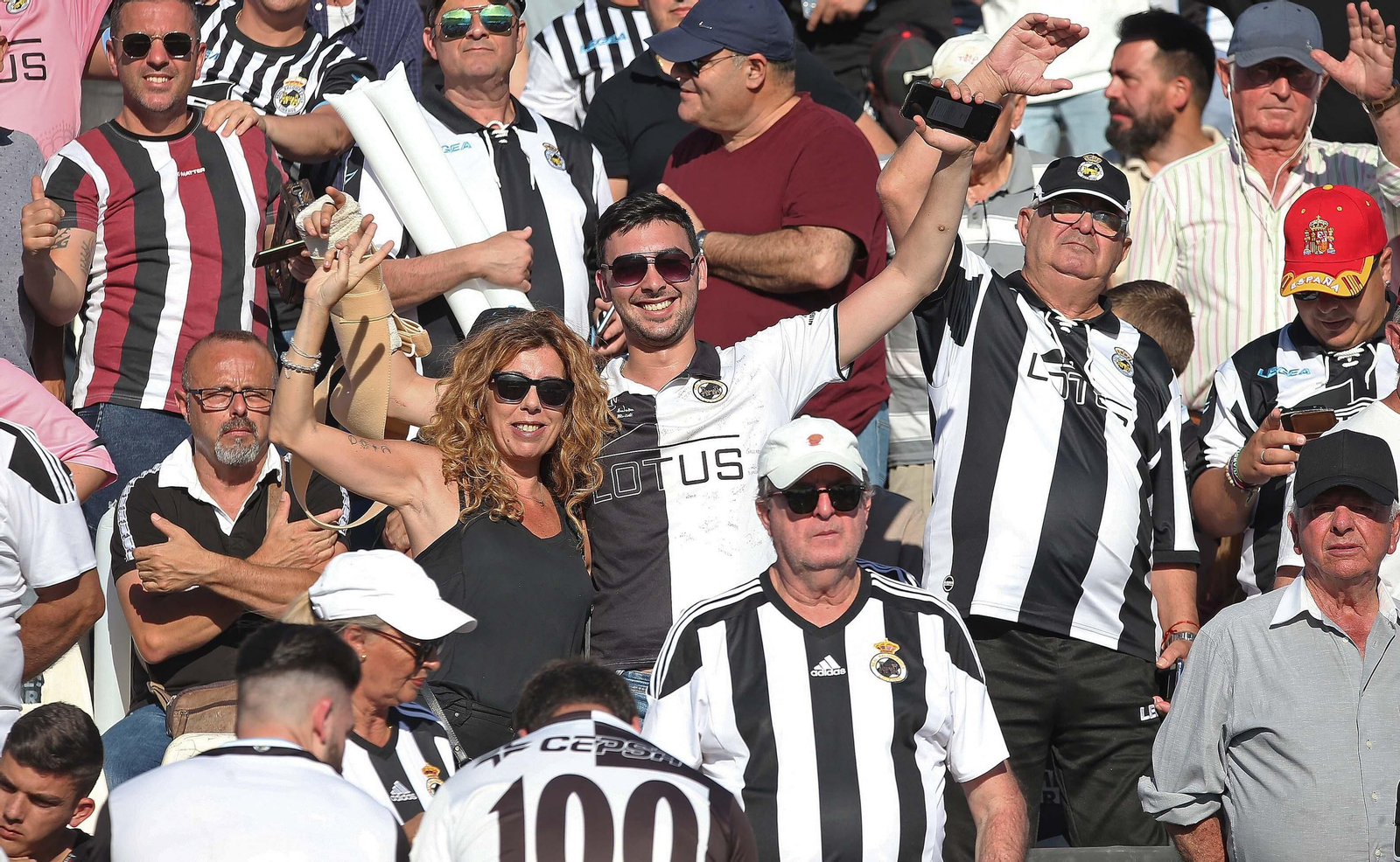 Fotos de la afición durante el Balona - Algeciras en el estadio municipal de La Línea