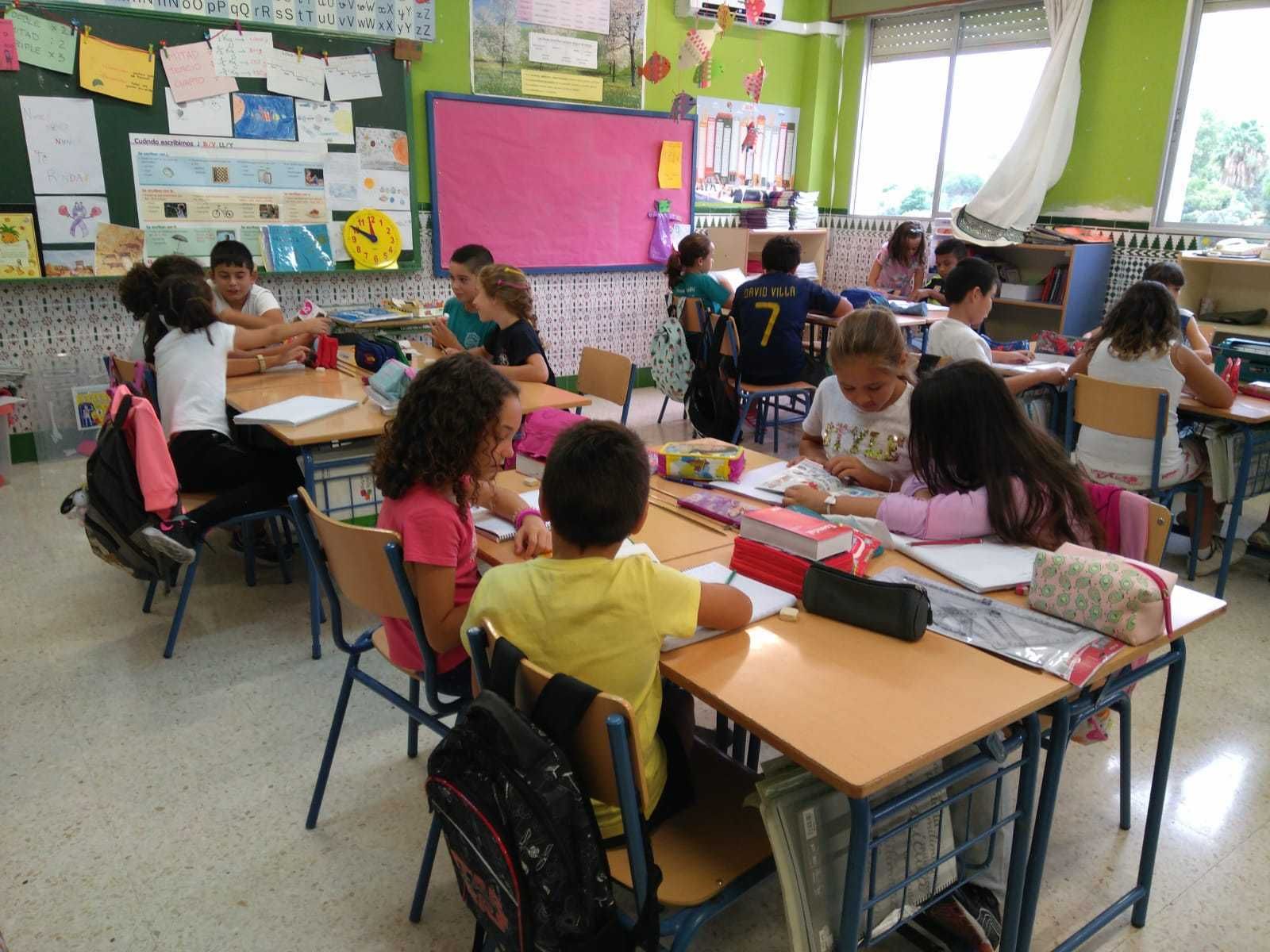 Niños realizando sus tareas en una de las aulas del Colegio Gandhi.