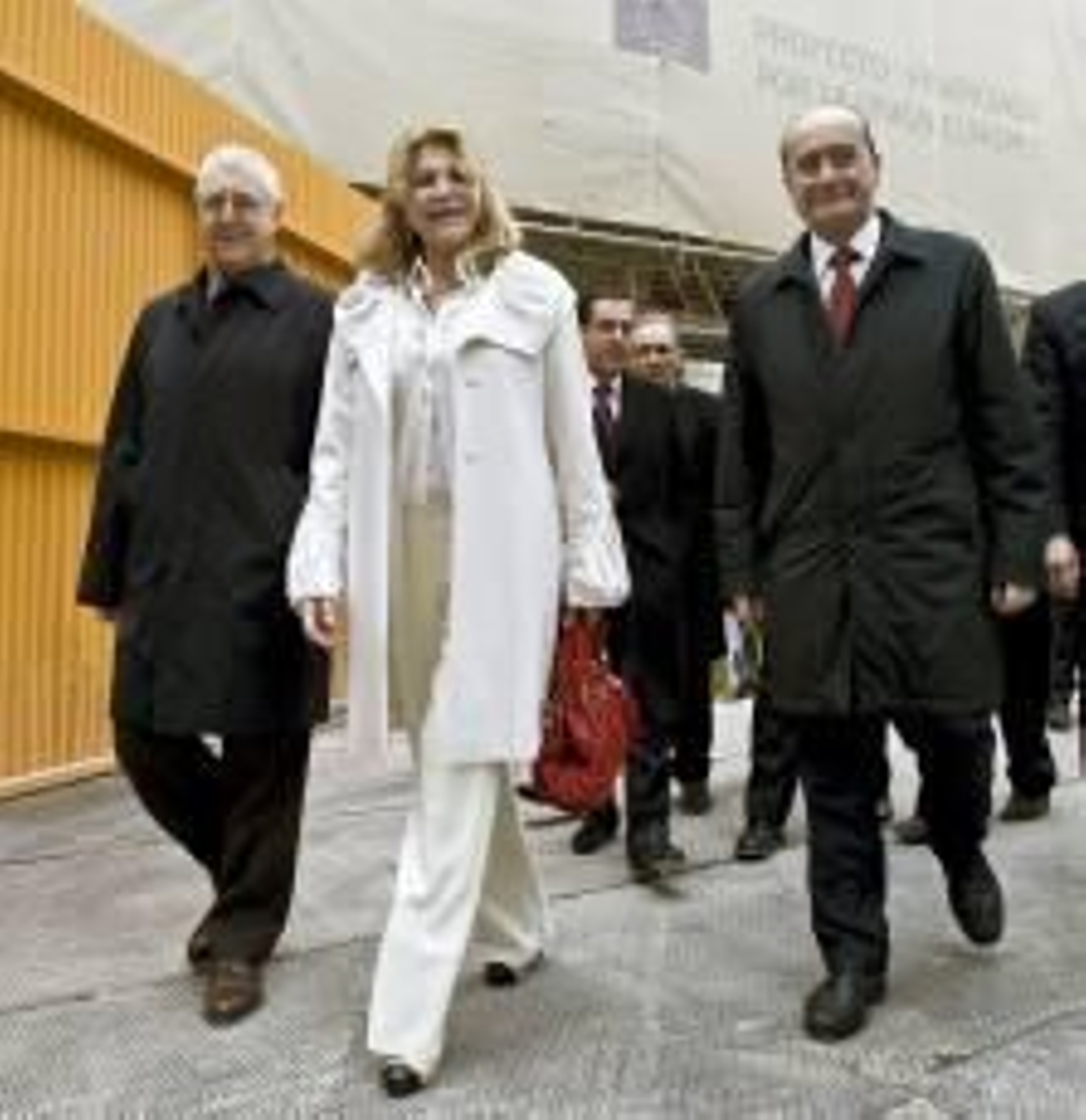 El PSOE pide todos los contratos con Tomás Llorens