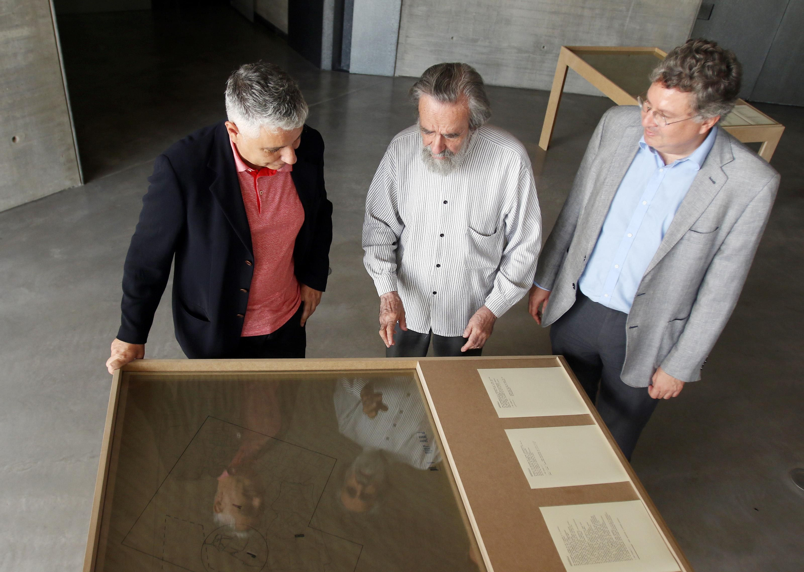 El director del CAAC, Juan Antonio Álvarez Reyes, Isidoro Valcárcel y el director del C3A, Álvaro Rodríguez Fominaya, en el centro cordobés.